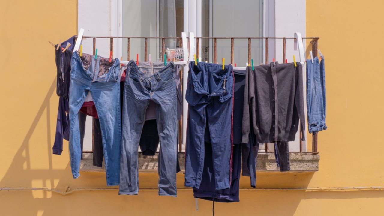 Za wieszanie prania na balkonie możesz dostać mandat. Nie zgadniesz, za co dokładnie 