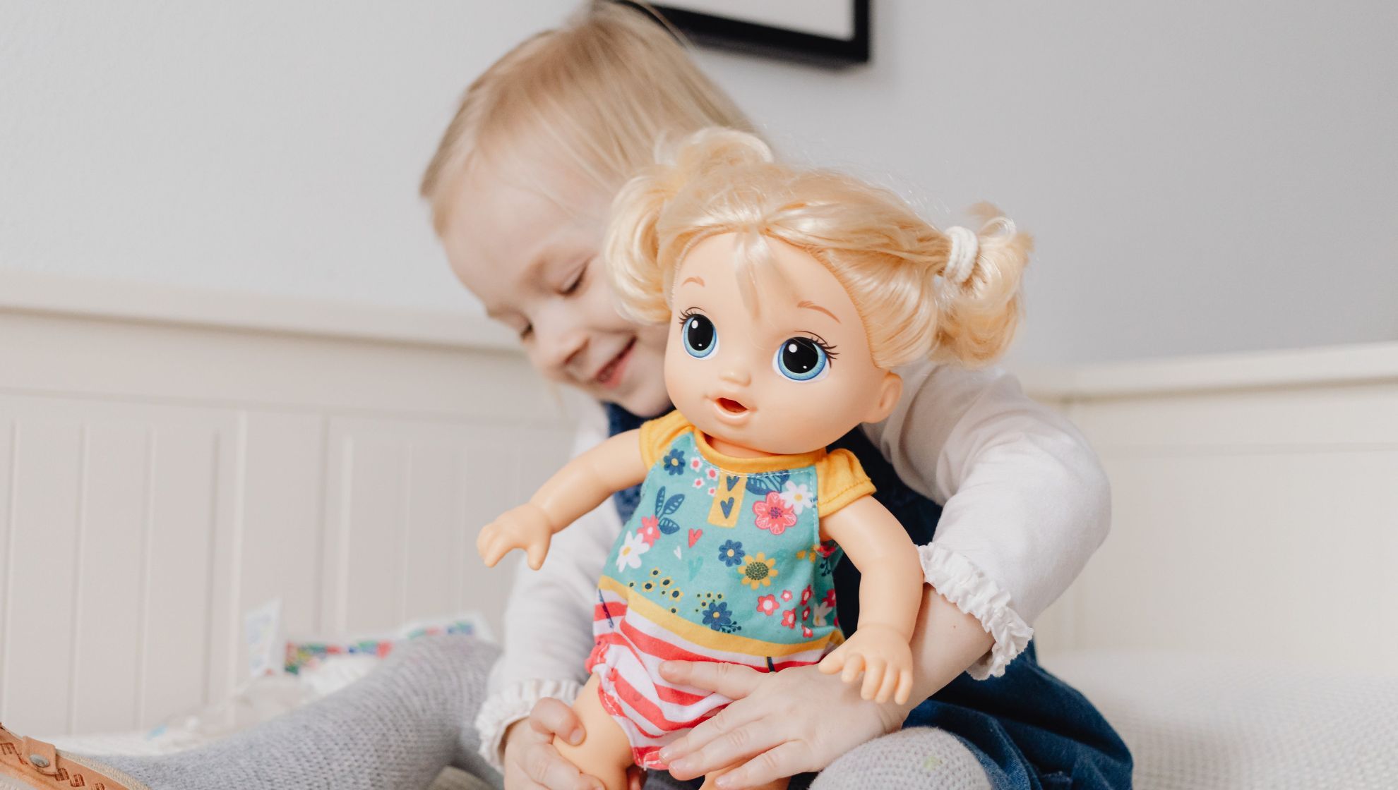 Dziewczynka bawiąca się lalką