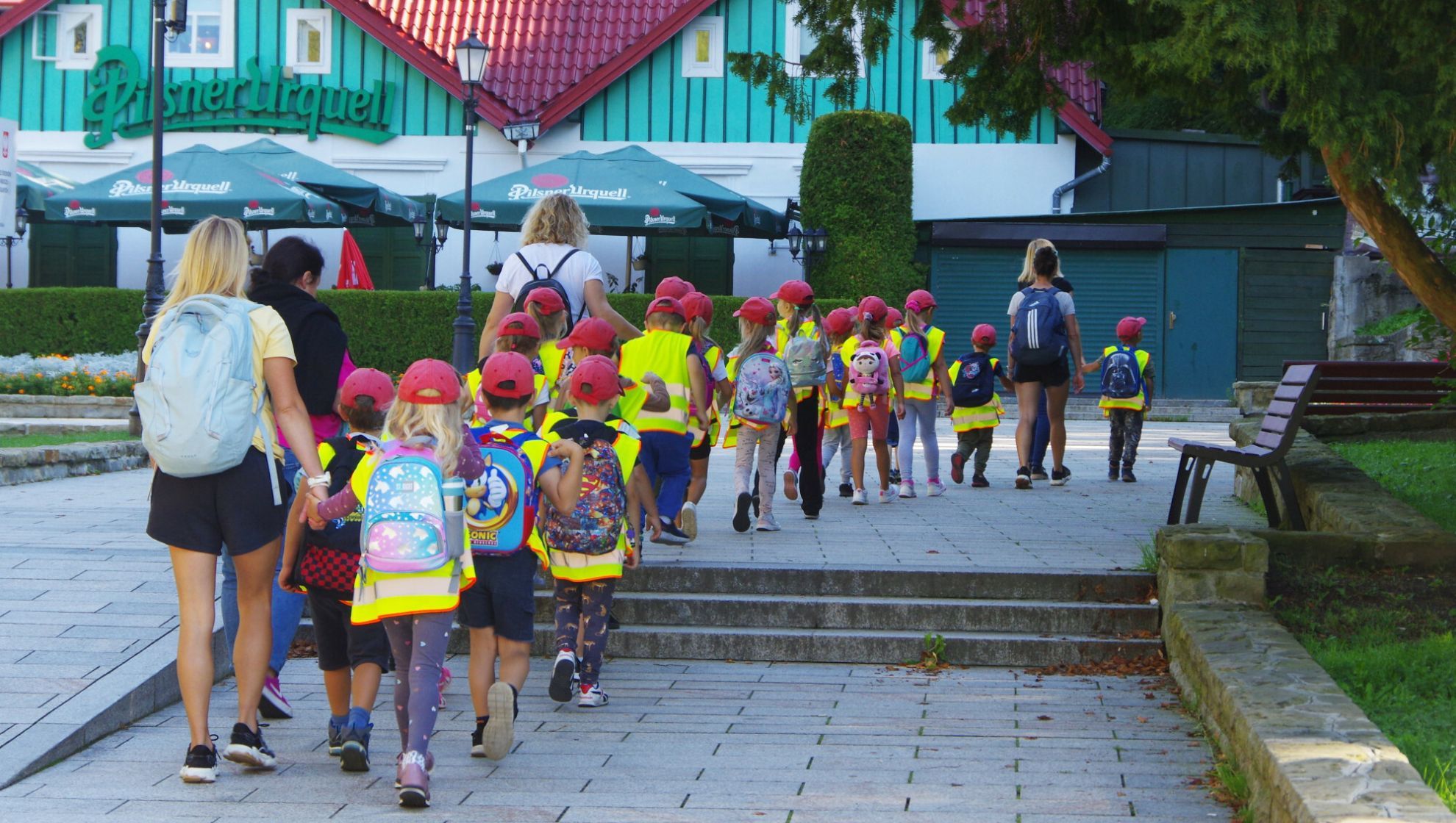 przedszkolaki na spacerze