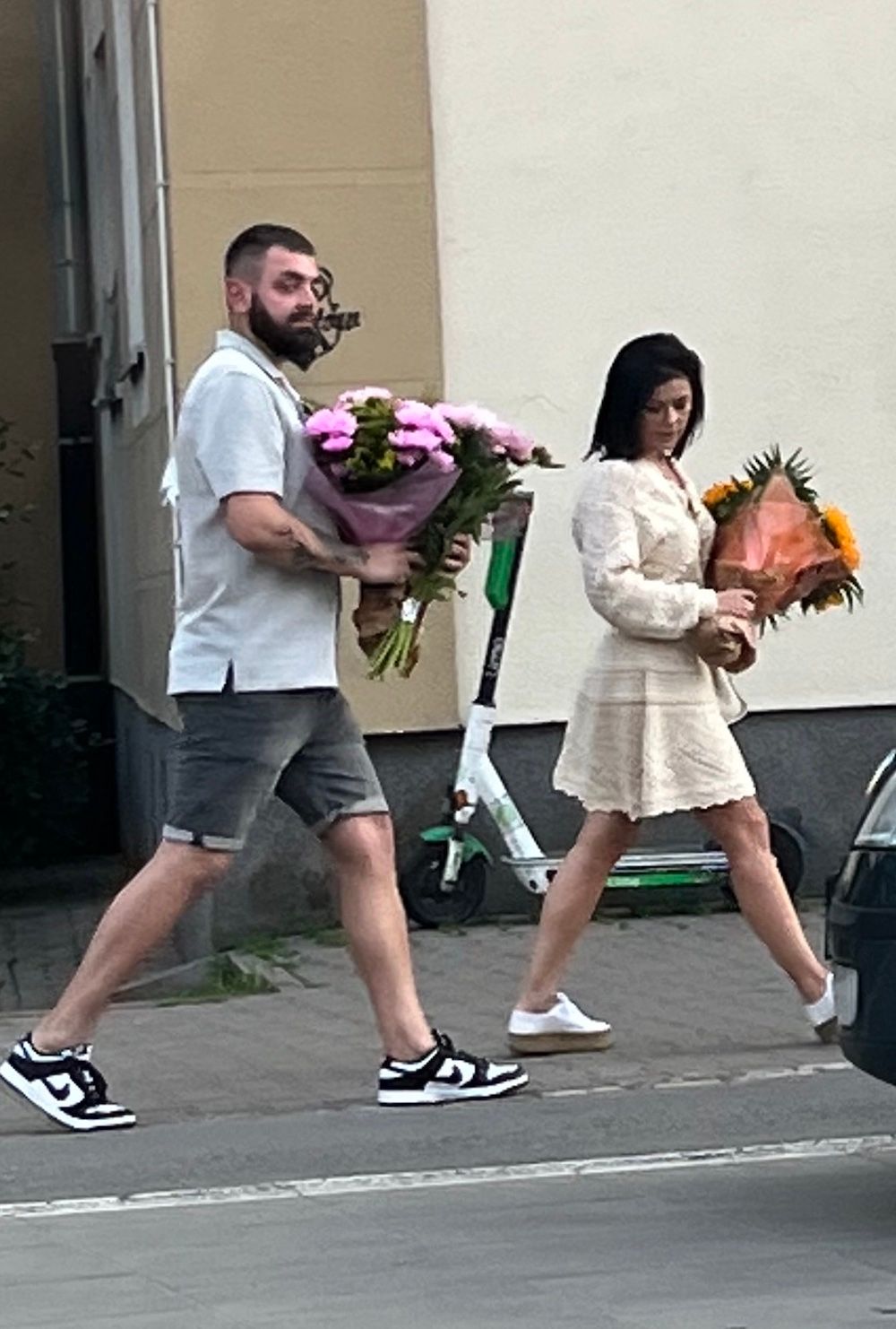 Kasia Cichopek z bratem kupili kwiaty, fot. Świat gwiazd Exclusive