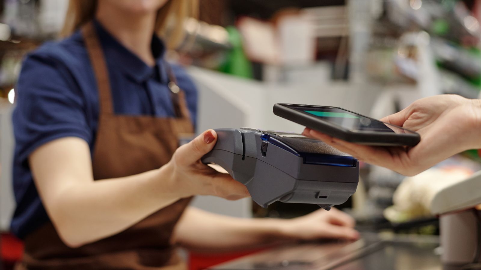 Przez 2 miesiące zbierała paragony po klientach. Kasjerka wyciągnęła z kasy majątek