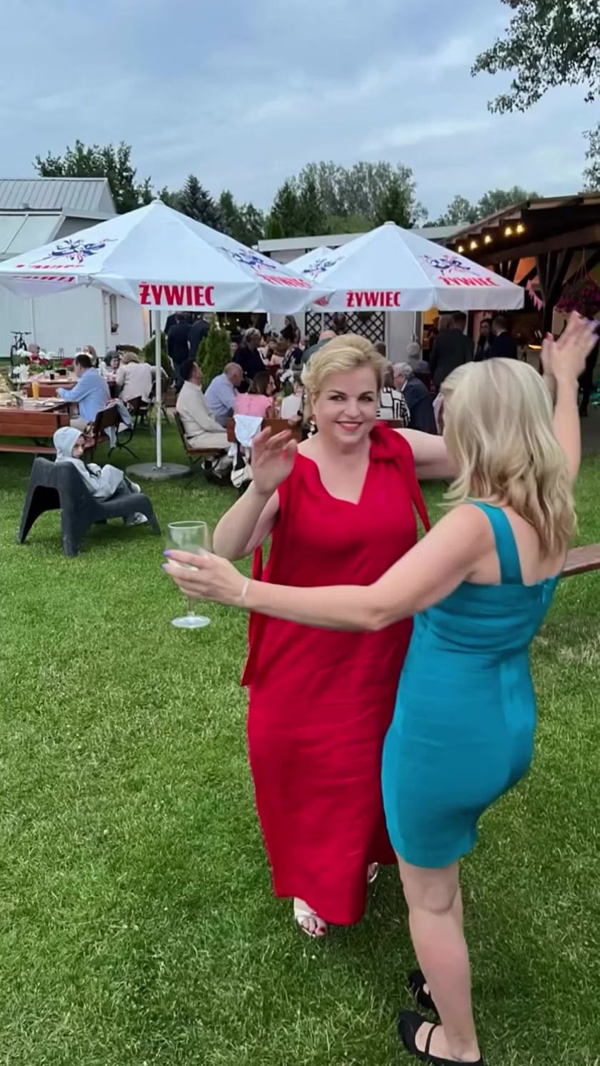 Do sieci trafiły zdjęcia z wesela Bosackiej. Pokazała drugą suknię. Impreza w plenerze