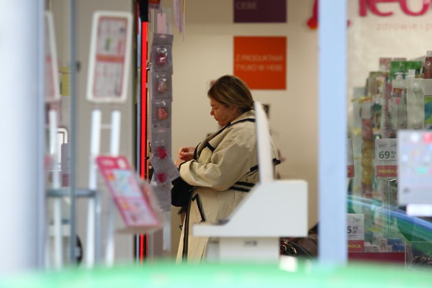 Katarzyna Niezgoda przyłapana przez paparazzi w zaskakującej stylizacji. Tak wygląda, jak myśli, że nikt nie widzi