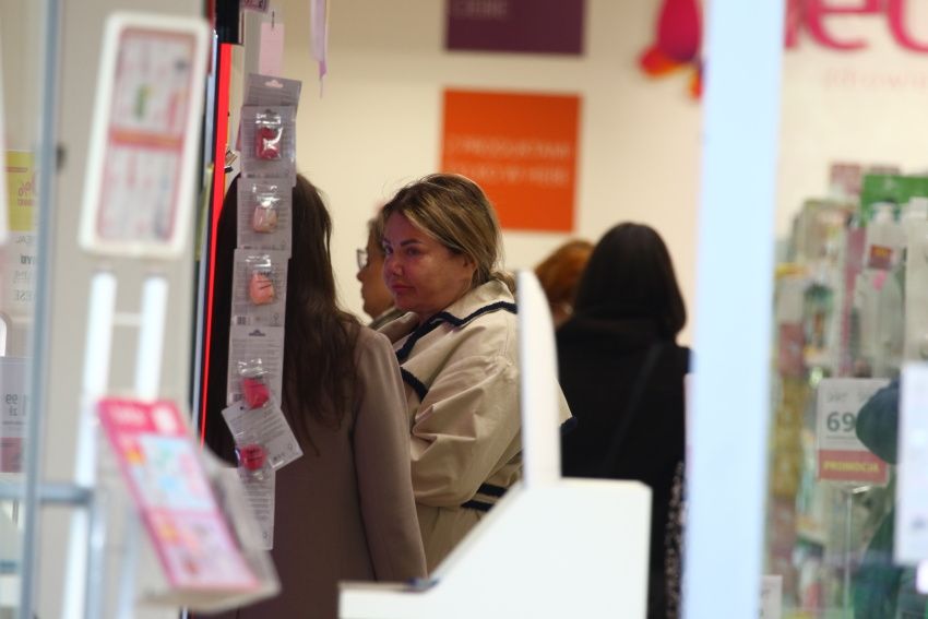 Katarzyna Niezgoda przyłapana przez paparazzi w zaskakującej stylizacji. Tak wygląda, jak myśli, że nikt nie widzi