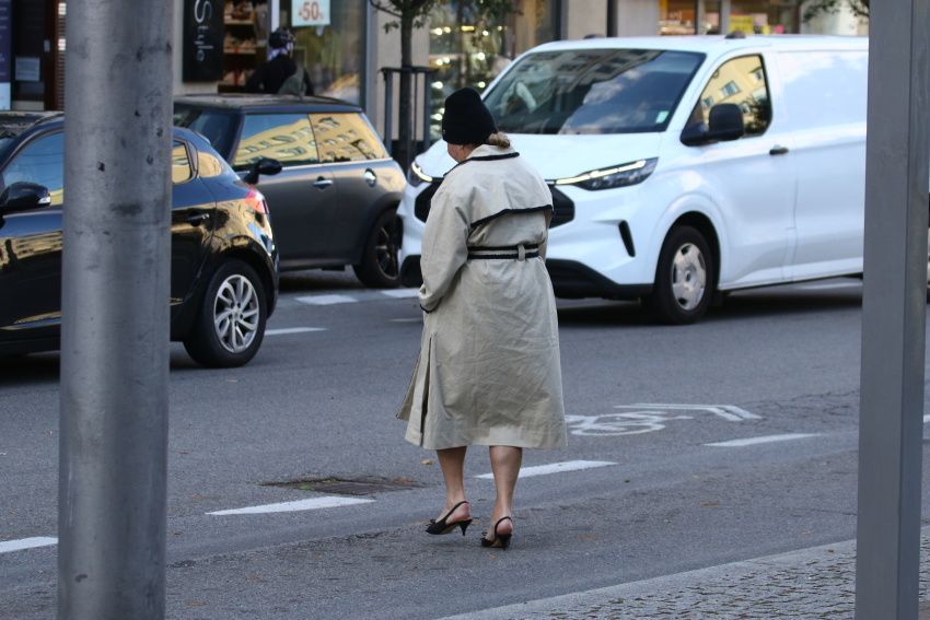 Katarzyna Niezgoda przyłapana przez paparazzi w zaskakującej stylizacji. Tak wygląda, jak myśli, że nikt nie widzi