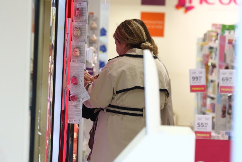 Katarzyna Niezgoda przyłapana przez paparazzi w zaskakującej stylizacji. Tak wygląda, jak myśli, że nikt nie widzi