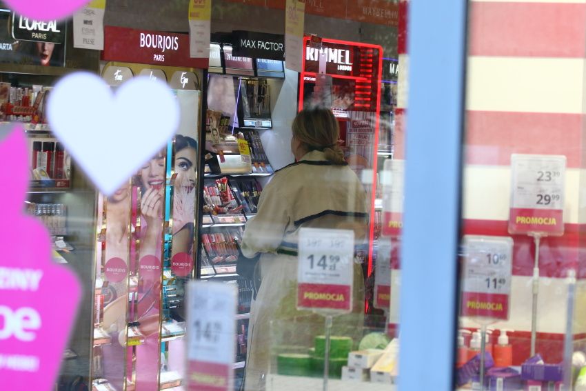 Katarzyna Niezgoda przyłapana przez paparazzi w zaskakującej stylizacji. Tak wygląda, jak myśli, że nikt nie widzi