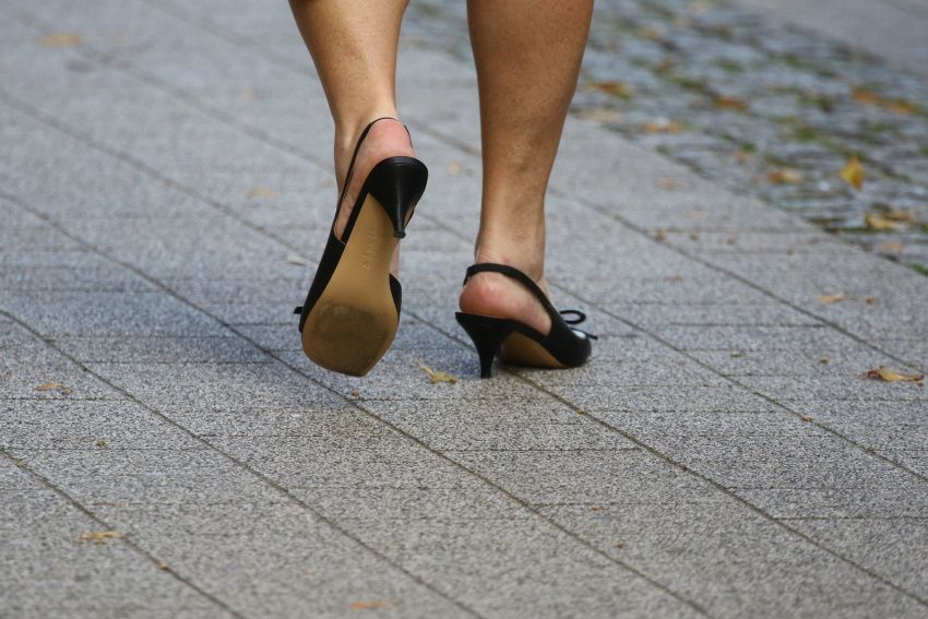 Katarzyna Niezgoda przyłapana przez paparazzi w zaskakującej stylizacji. Tak wygląda, jak myśli, że nikt nie widzi