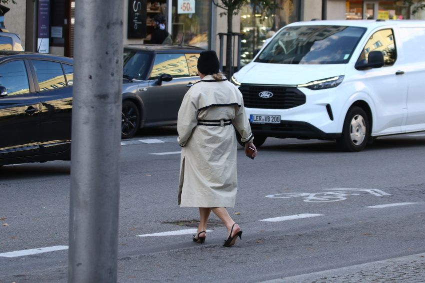 Katarzyna Niezgoda przyłapana przez paparazzi w zaskakującej stylizacji. Tak wygląda, jak myśli, że nikt nie widzi