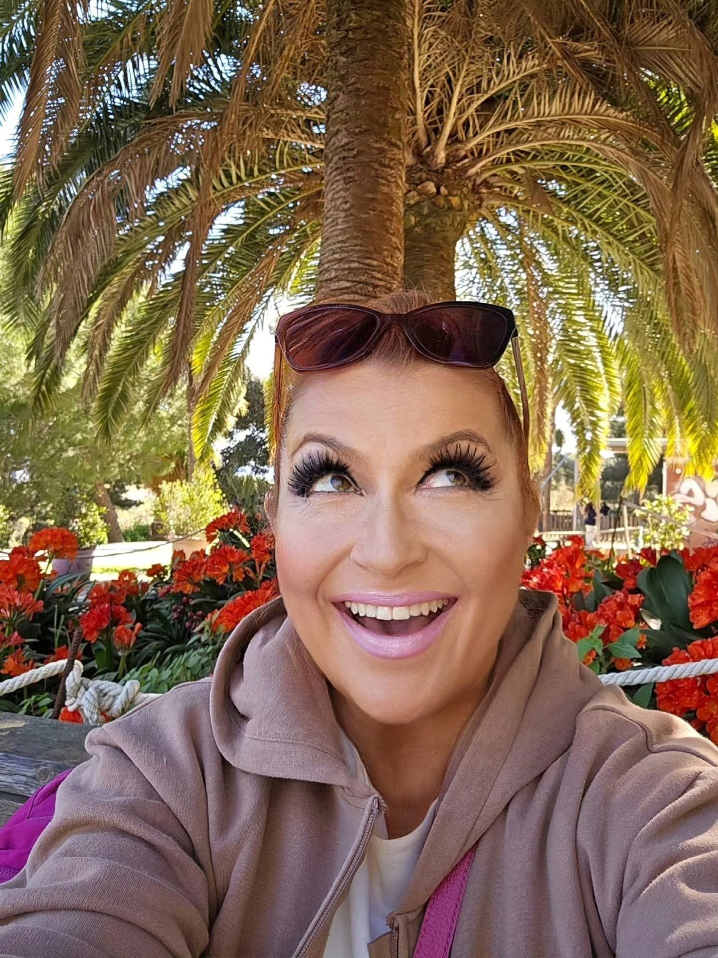 Kasia Skrzynecka składa fanom życzenia z Barcelony. Pod rodzinnymi kadrami niezłe zamieszanie