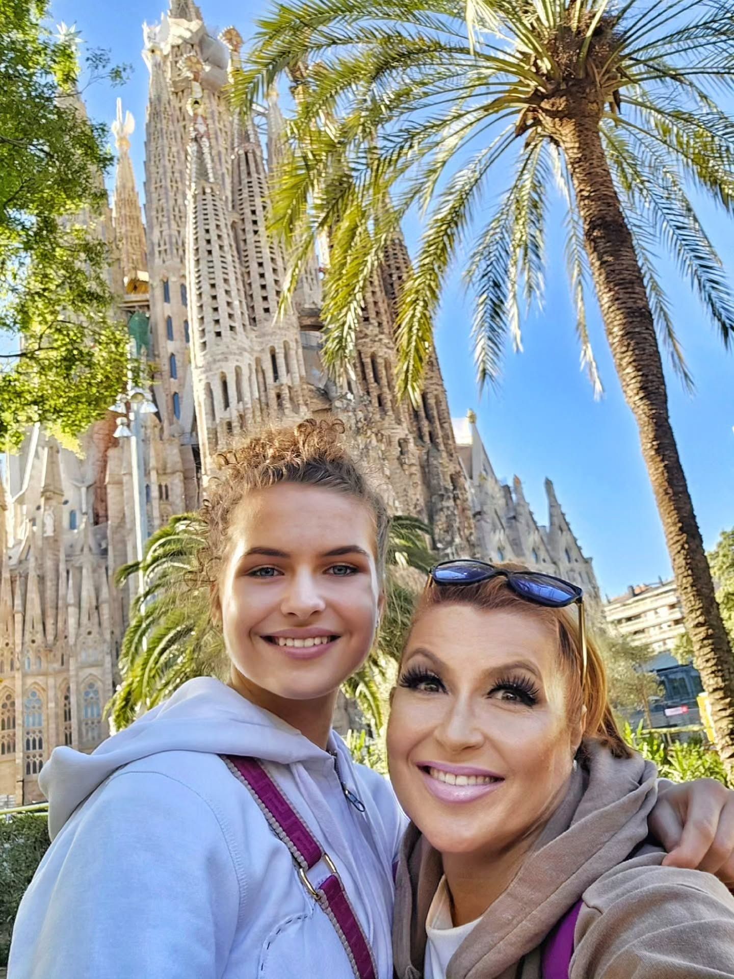 Kasia Skrzynecka składa fanom życzenia z Barcelony. Pod rodzinnymi kadrami niezłe zamieszanie