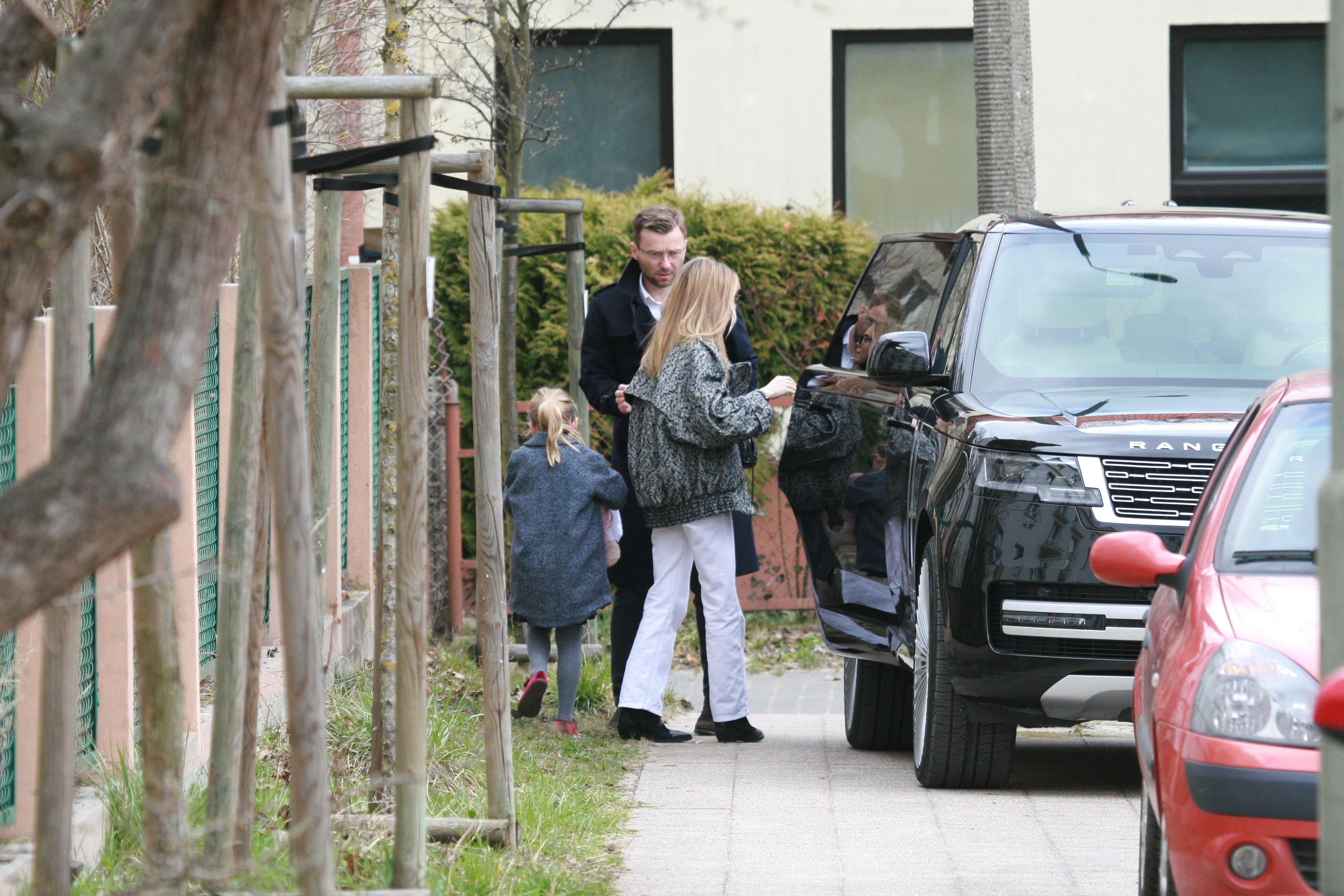Wnuczki Tuska w drodze do dziadka z koszyczkami. Obie wystrojone i śliczne jak laleczki