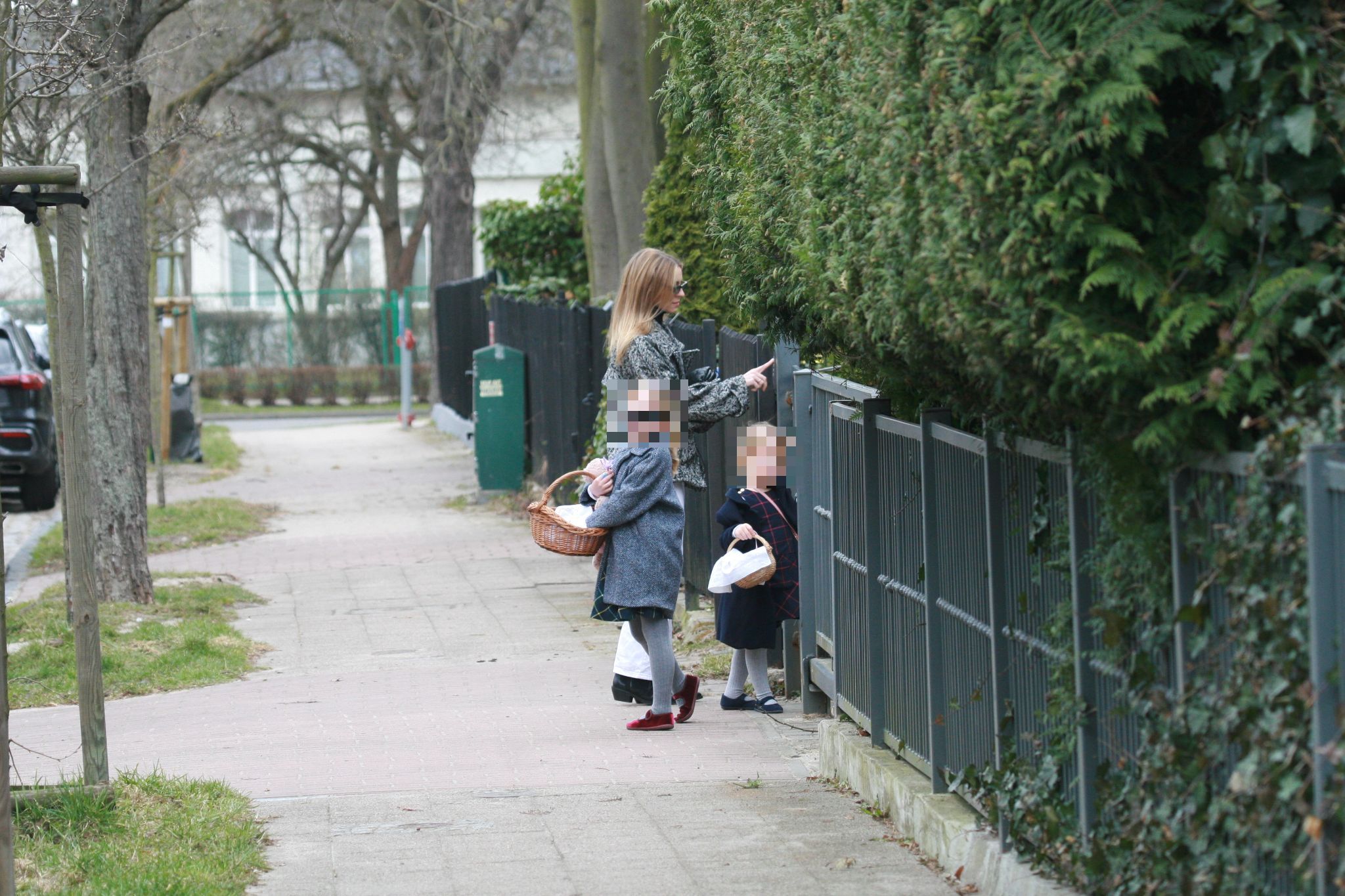 Wnuczki Tuska w drodze do dziadka z koszyczkami. Obie wystrojone i śliczne jak laleczki