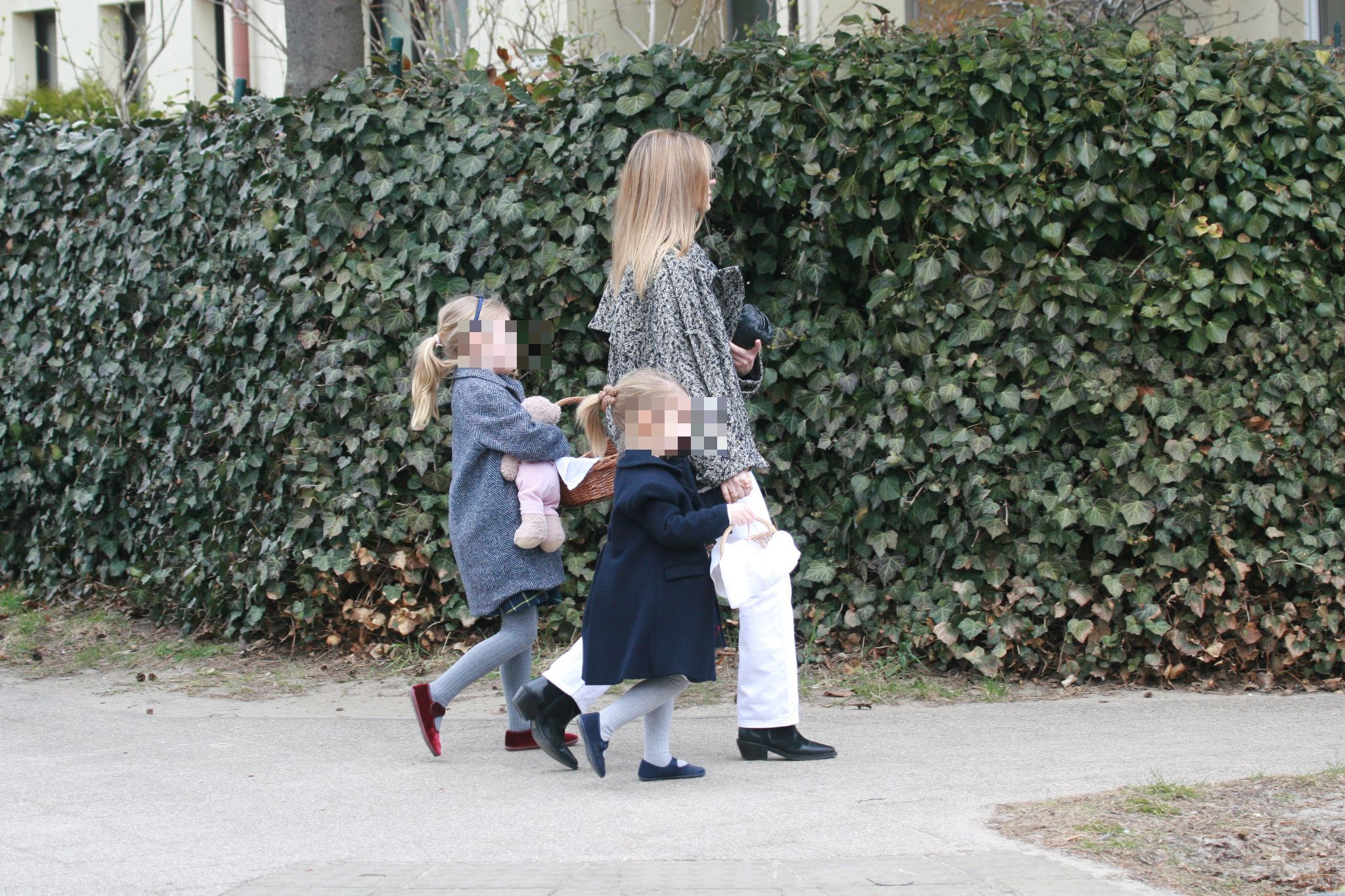 Wnuczki Tuska w drodze do dziadka z koszyczkami. Obie wystrojone i śliczne jak laleczki