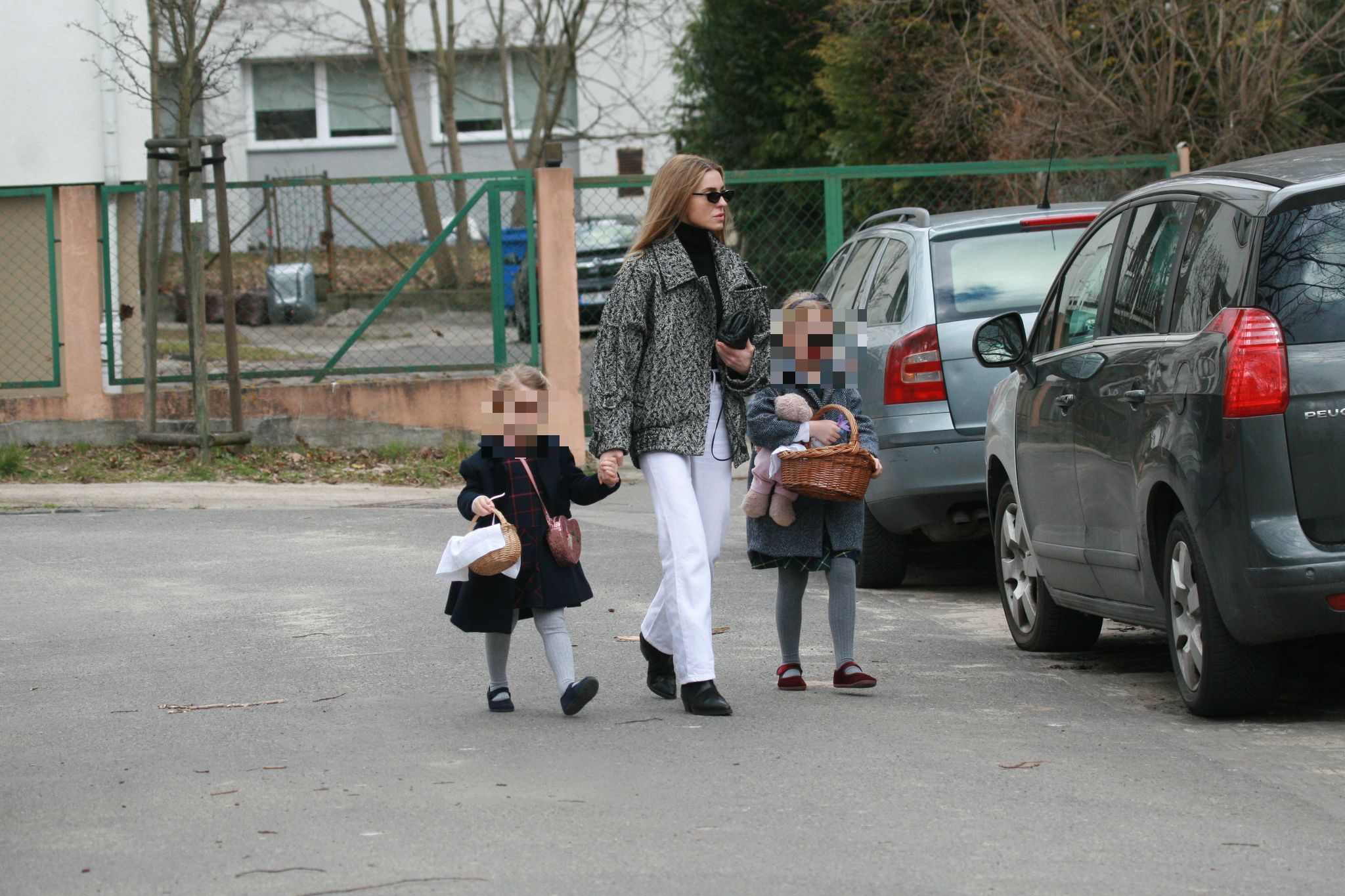 Wnuczki Tuska w drodze do dziadka z koszyczkami. Obie wystrojone i śliczne jak laleczki