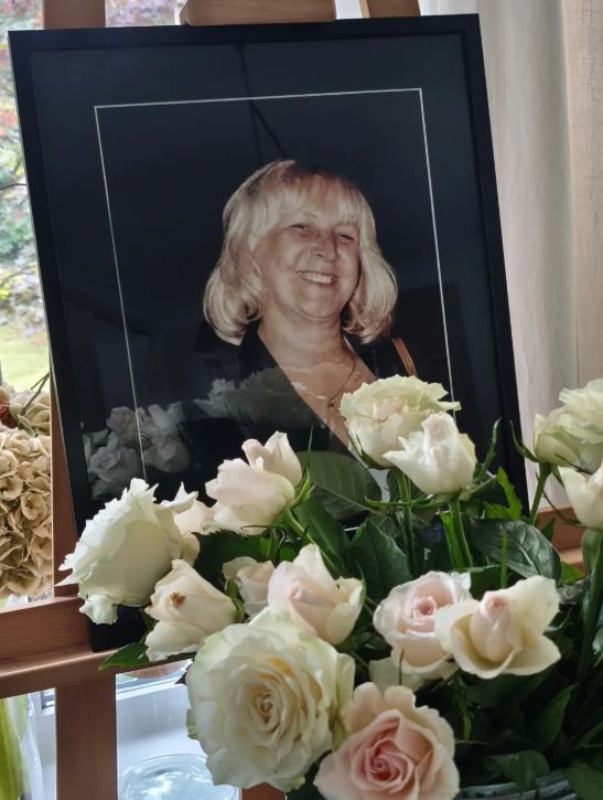 Kayah pokazała nagranie z pogrzebu mamy. Łzy cisną się do oczu