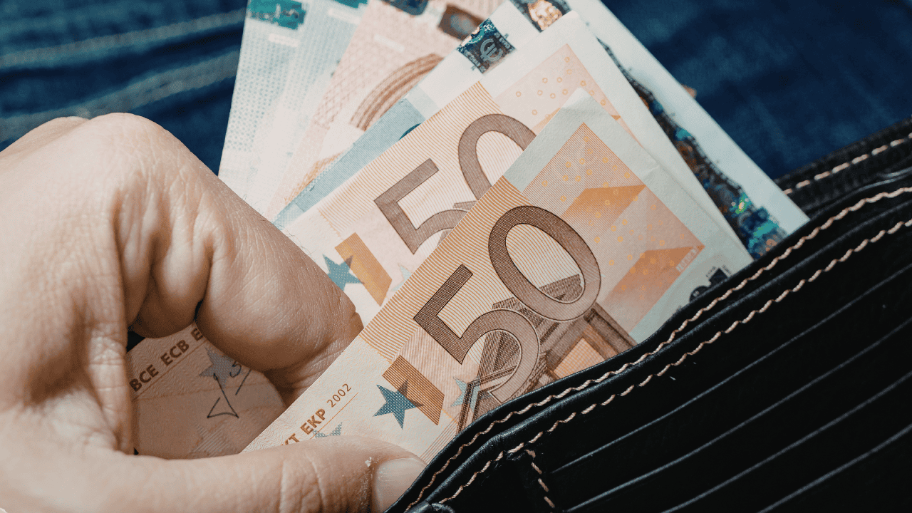 Kurs euro przed majówkowymi wyjazdami. Kiedy najlepiej wymienić walutę na zagraniczny urlop?