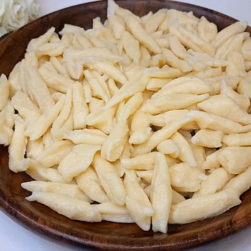 Zrób ciasto i potnij nożyczkami prosto do wrzątku. Kopytka mogą się schować