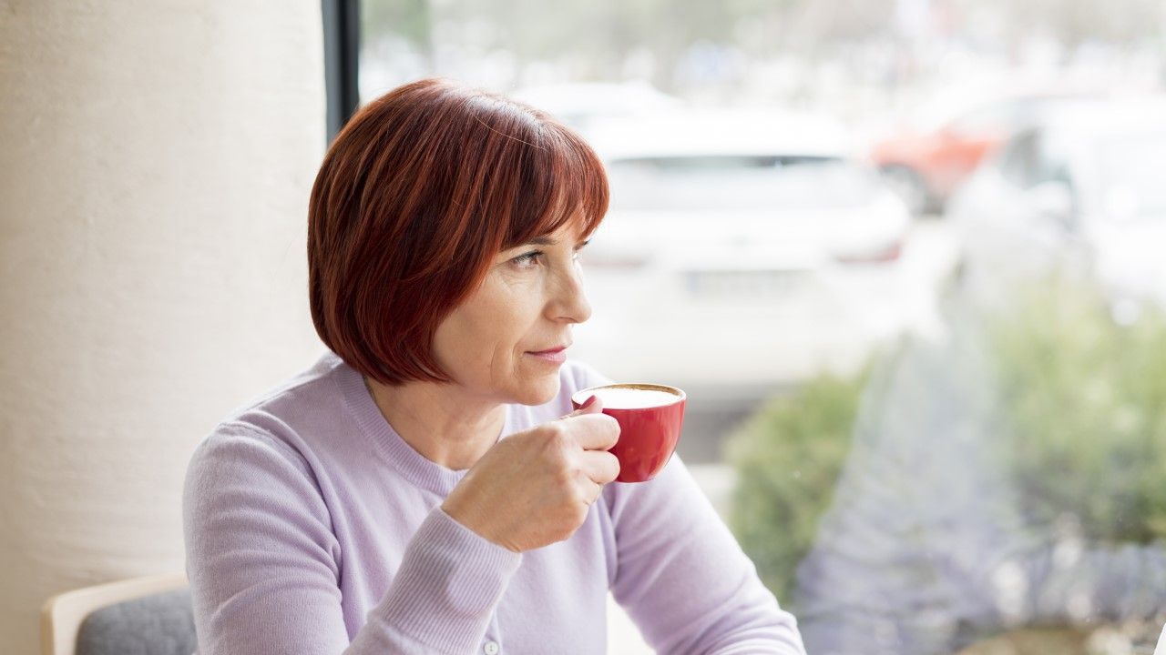 Kobieta 40 lat pije kawę 