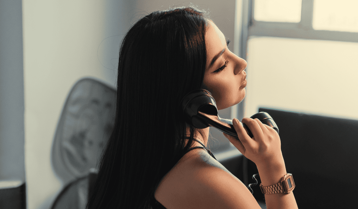 Kobieta rozmawiająca przez telefon
