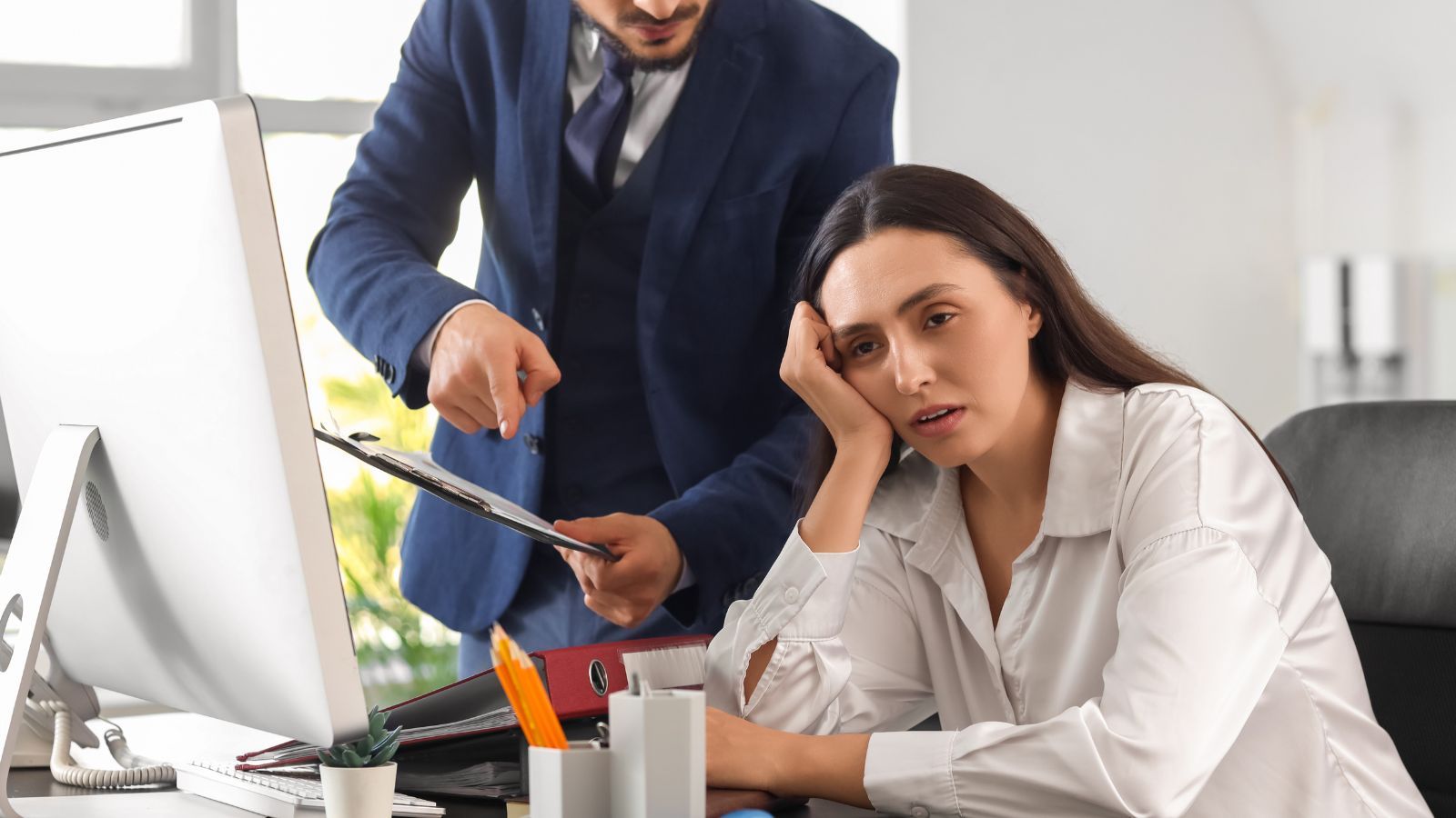 Zakazują pracownikom siadać podczas zmiany. Ministerstwo zabiera głos nt. kontrowersyjnej zasady