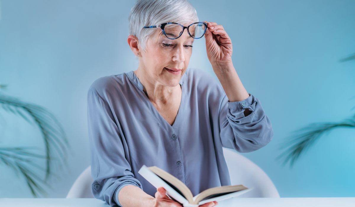 Kobieta w okularach czyta książkę