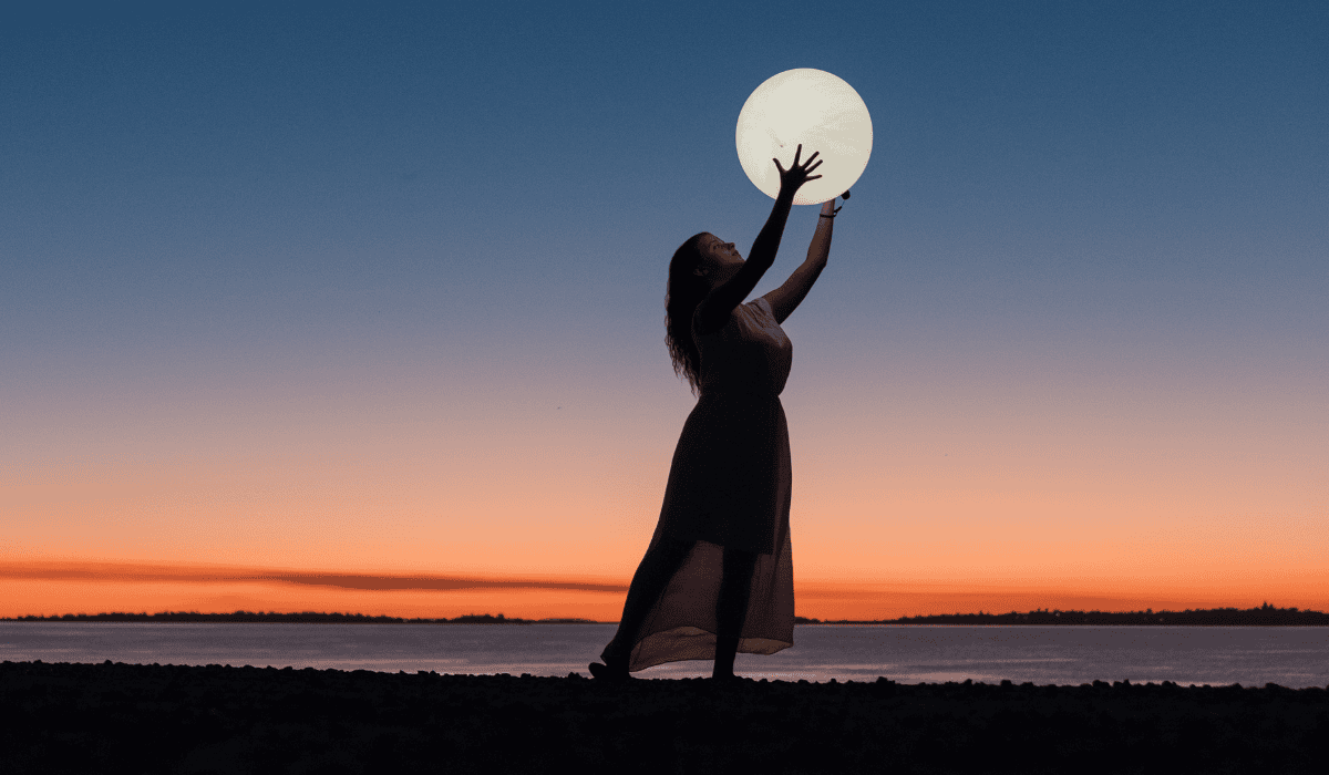 Kobieta z księżycem.png