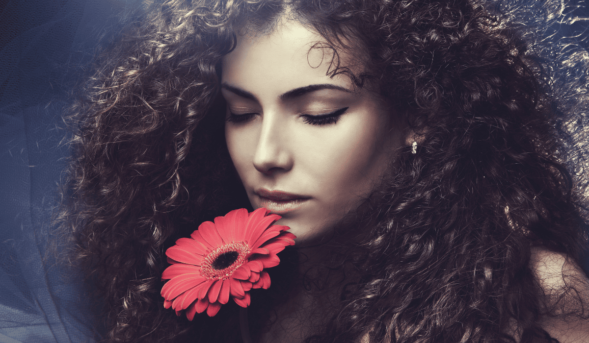Kobieta z kwiatem