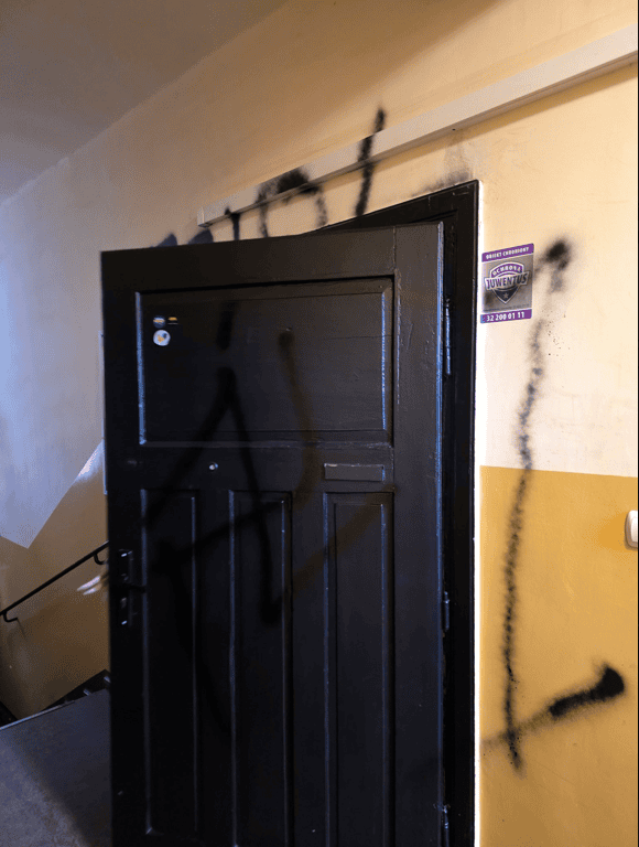 Zdewastowali biuro europosła KO.