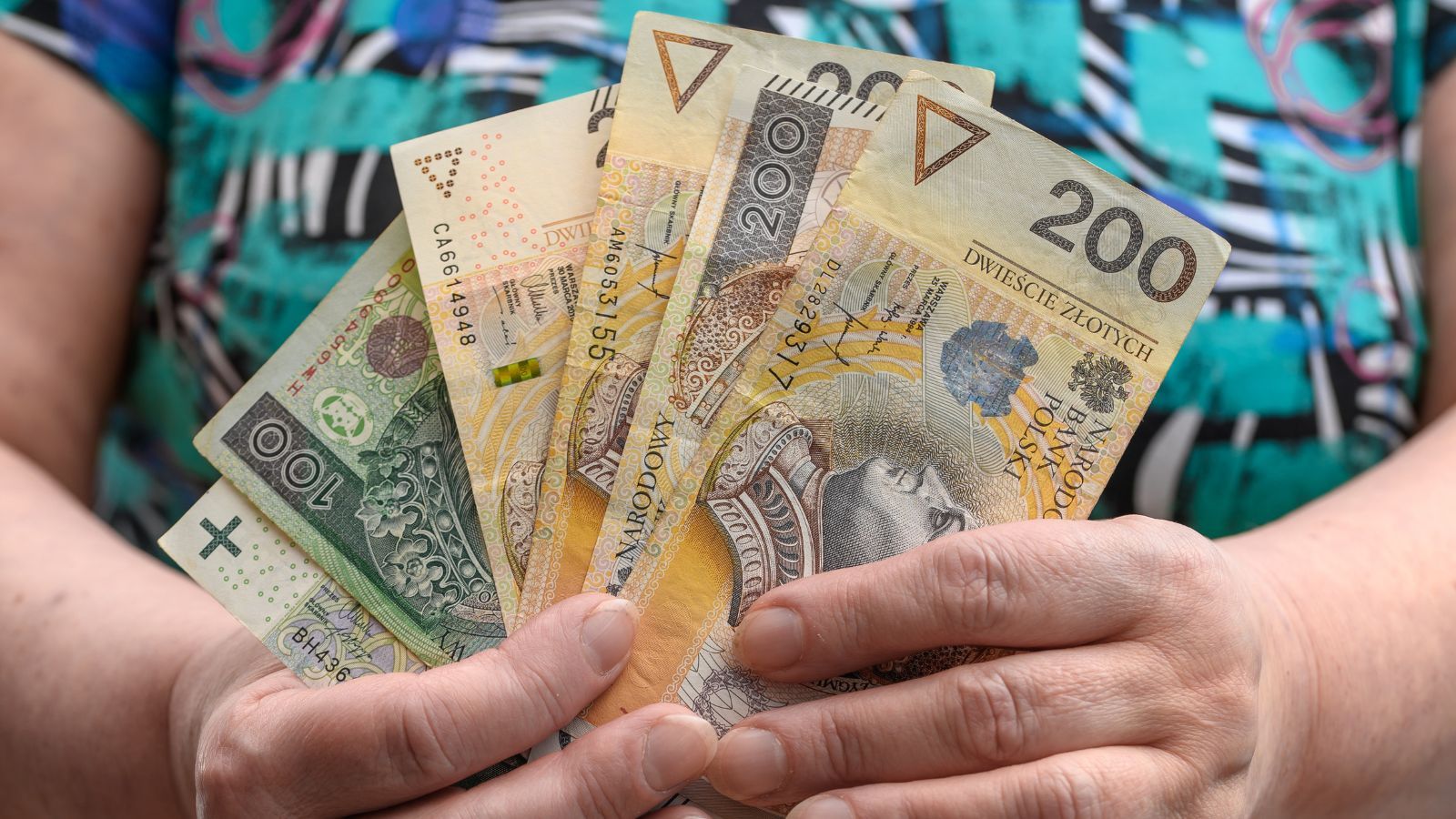 Skończyłaś 56 lat? ZUS wypłaci ponad 4200 zł świadczenia przedemerytalnego. Wystarczy spełnić 2 warunki