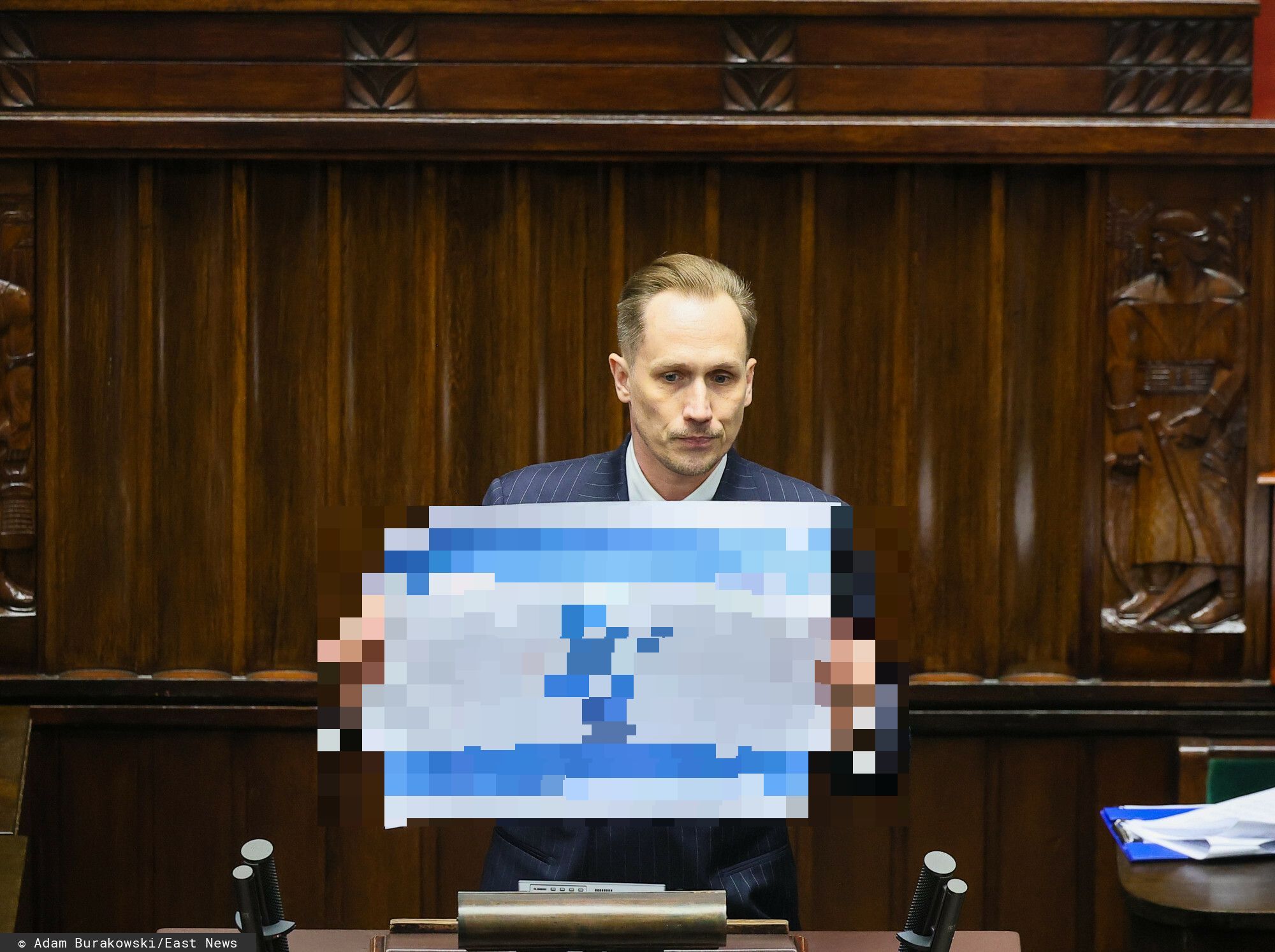 Skandaliczne zachowanie w Sejmie. Zdjęcia obiegły świat. Poseł wparował z zakazanym symbolem