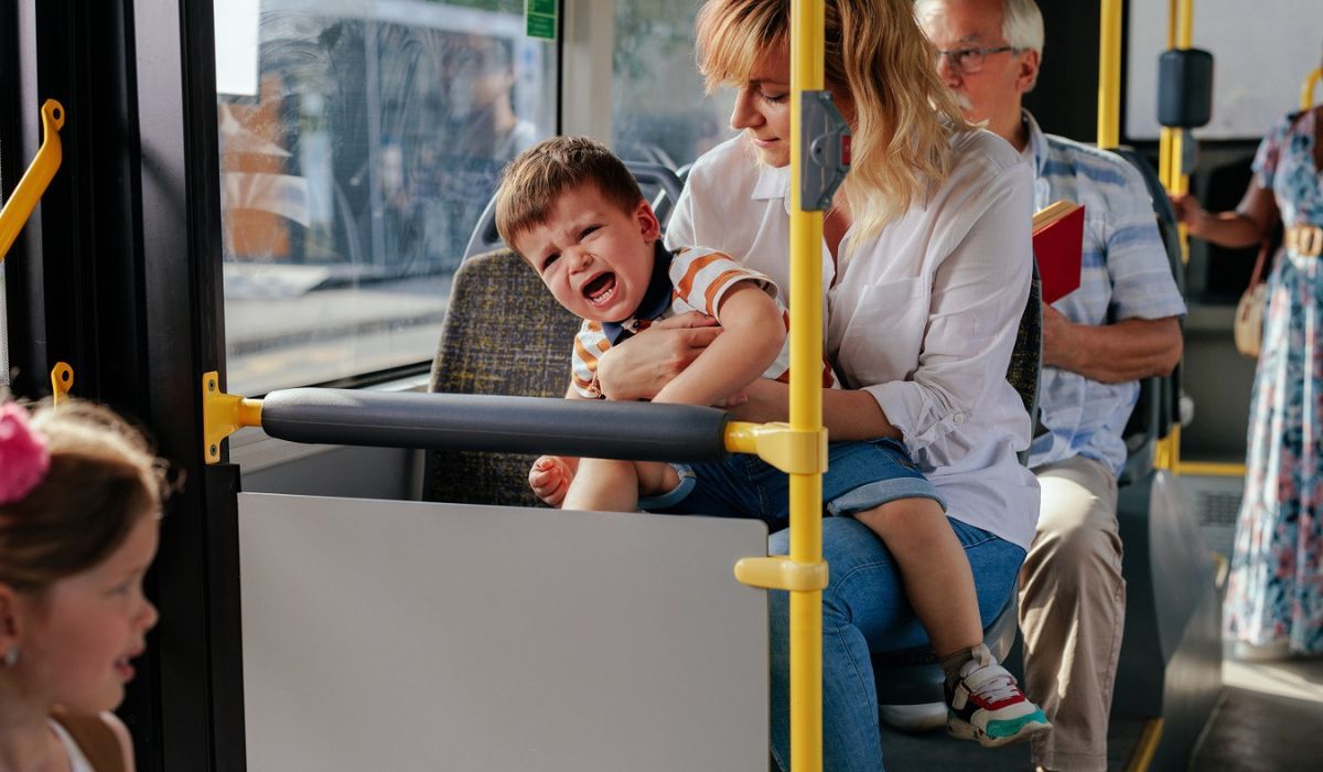 dziecko płacze w autobusie