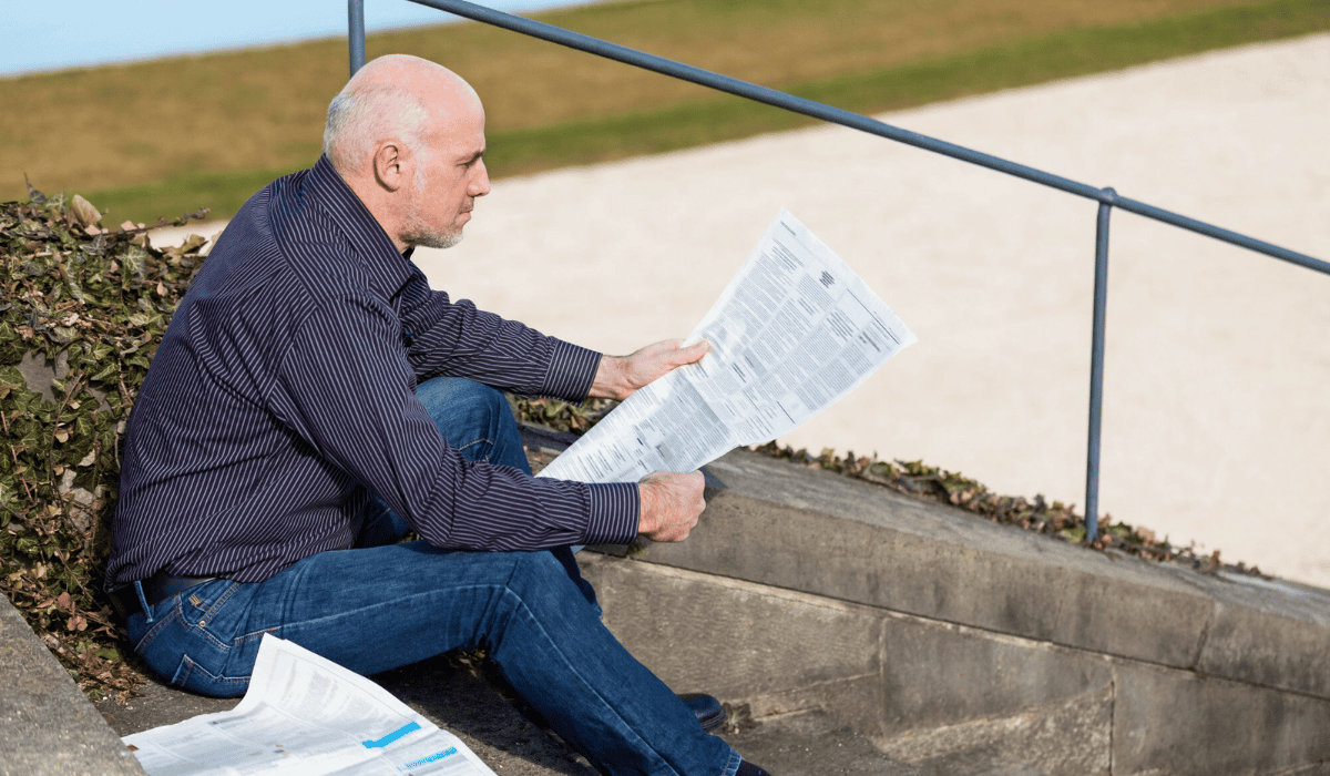 Mężczyzna czytający gazetę