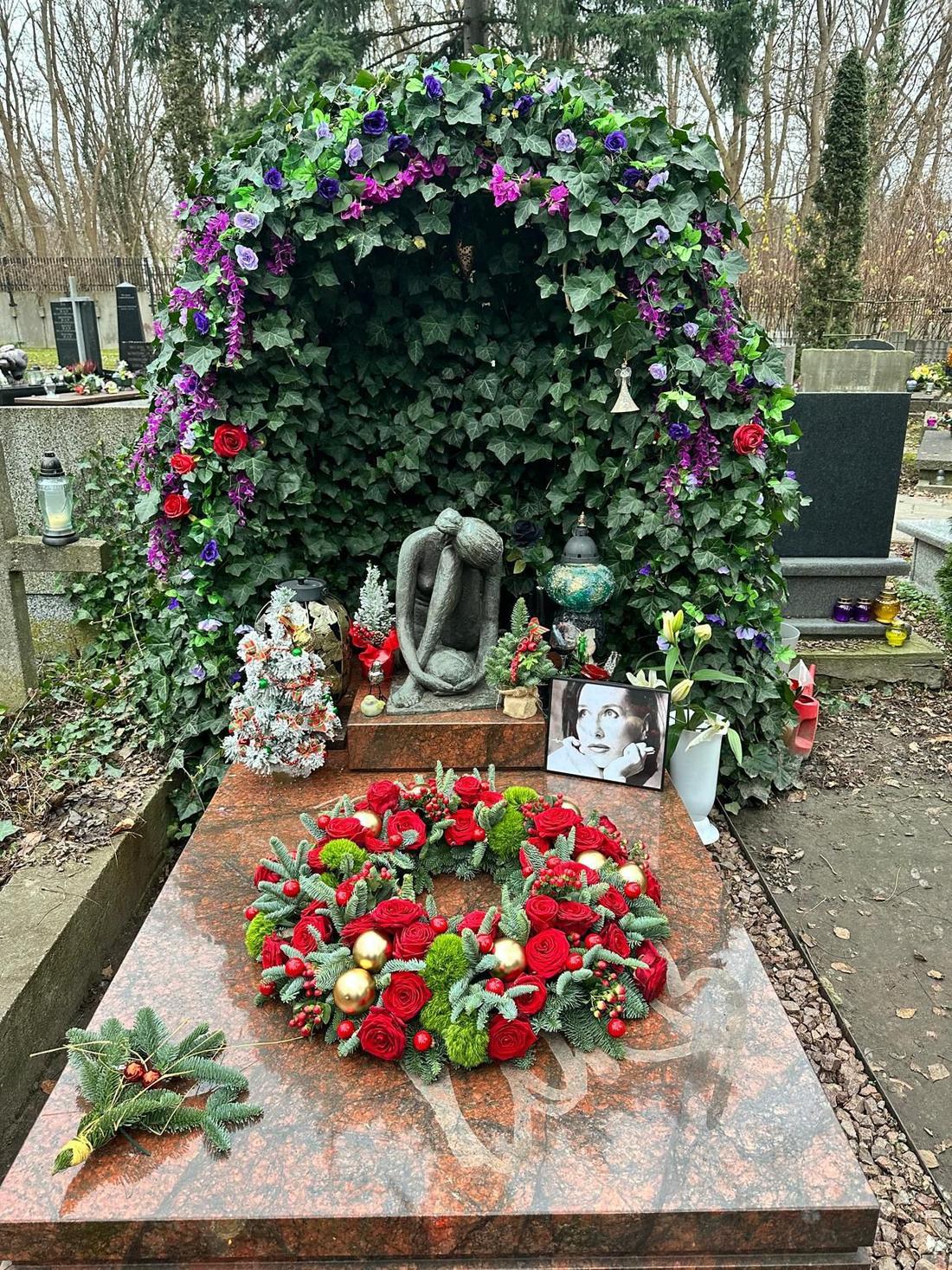 Sipowicz przed Wigilią przystroił grób Kory. Fani zalali go komentarzami