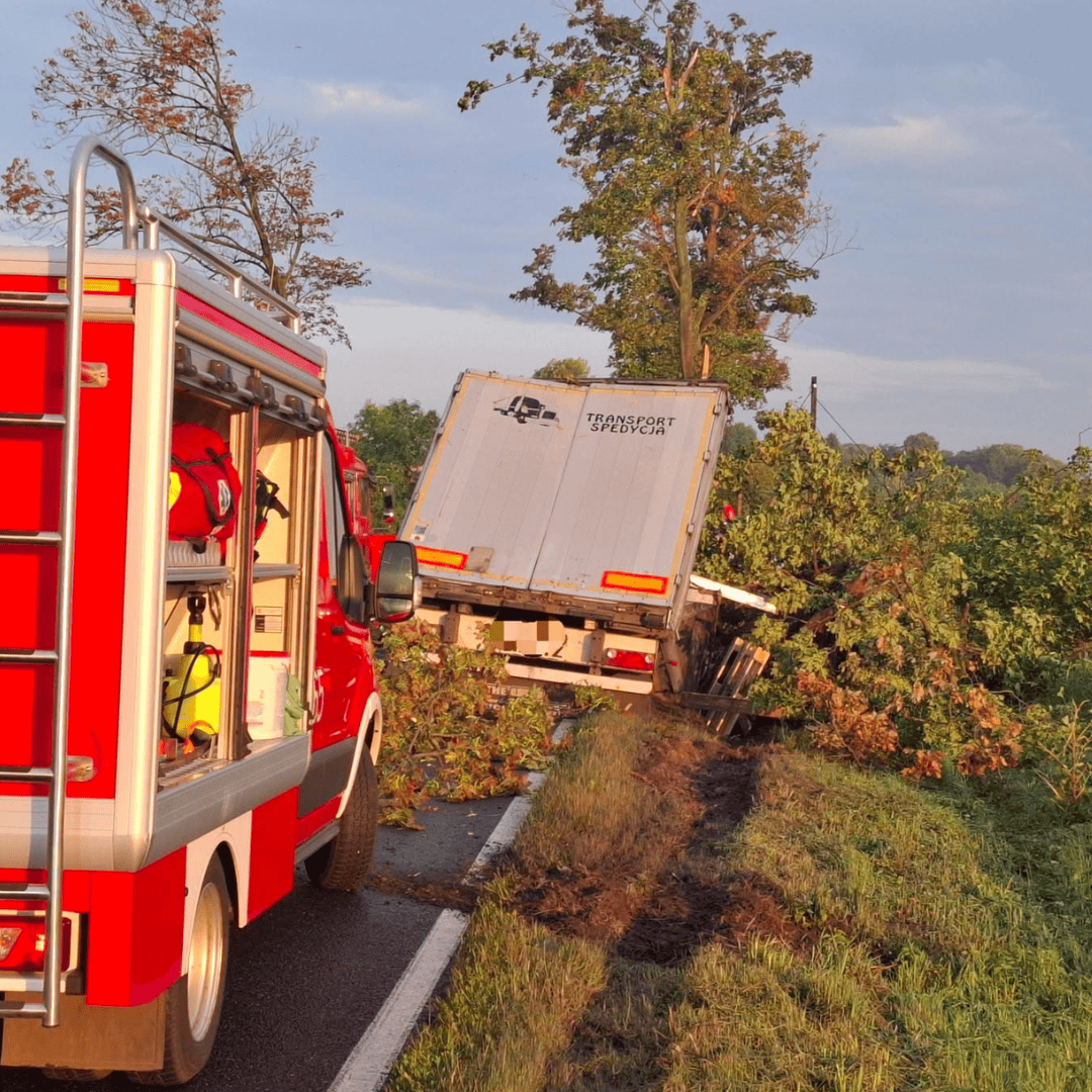 Tragedia na DW432. Nie żyje kierowca ciężarówki, droga całkowicie zablokowana