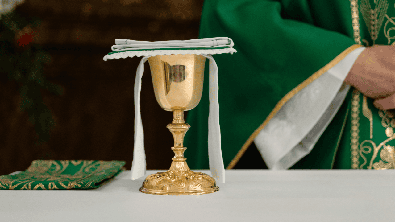 Polacy nagminnie popełniają ten błąd podczas przyjmowania komunii. Znany ksiądz wyjaśnia