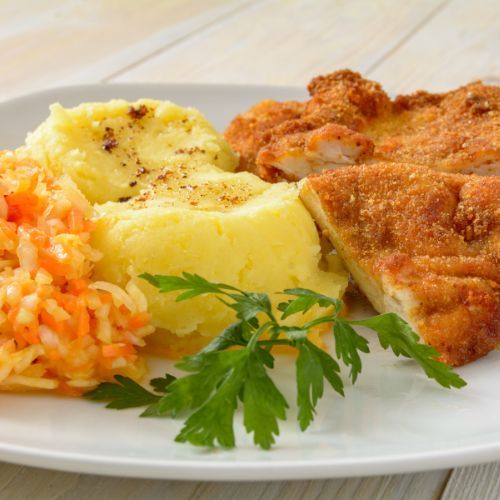 Pyszne kotlety schabowe podane z ziemniaczkami i surówką