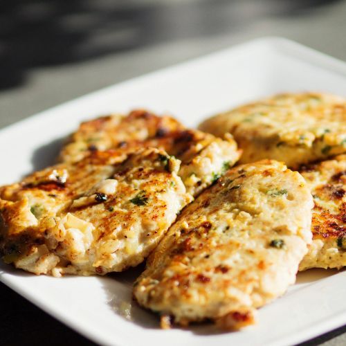 Nie rozmrażaj mięsa kurczaka, zrób z niego tarte kotlety. Ten przepis zasługuje na puchar