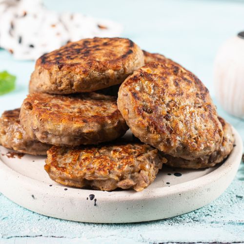 Pokrój w drobną kostkę i wrzuć do masy na mielone. Dawno nie jadłem lepszych kotletów