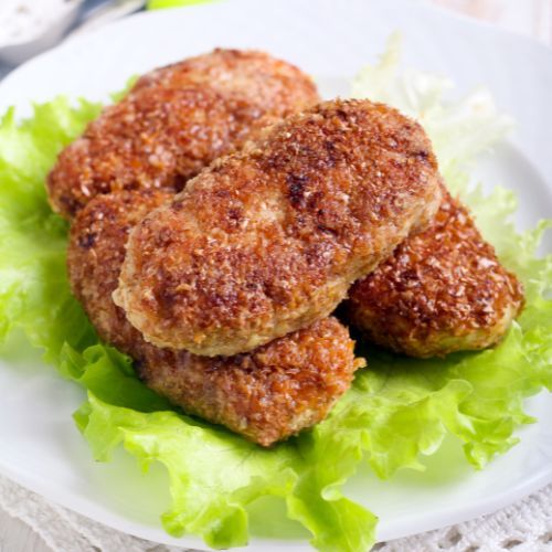 Obierz i wrzuć do masy na mielone. Latem zawsze robię takie kotlety, są obłędne