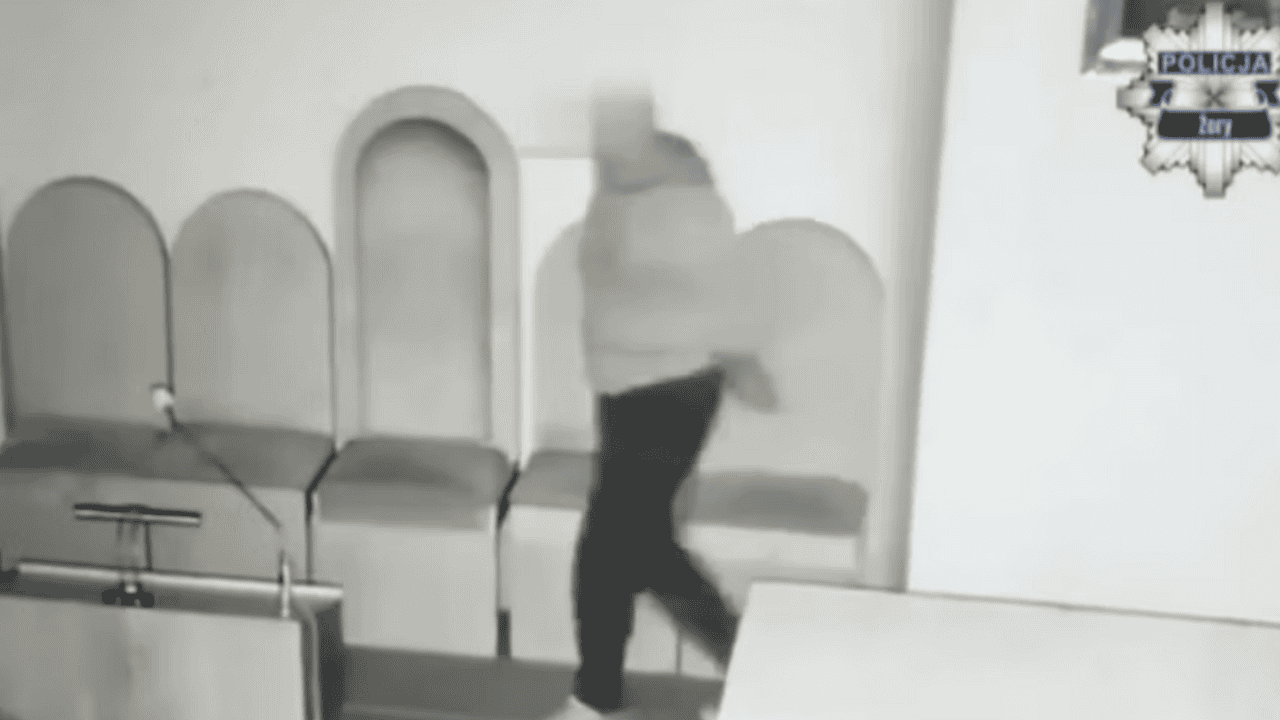 Wszedł do kościoła i po chwili naprawdę to zrobił. Nagranie obiegło cały kraj