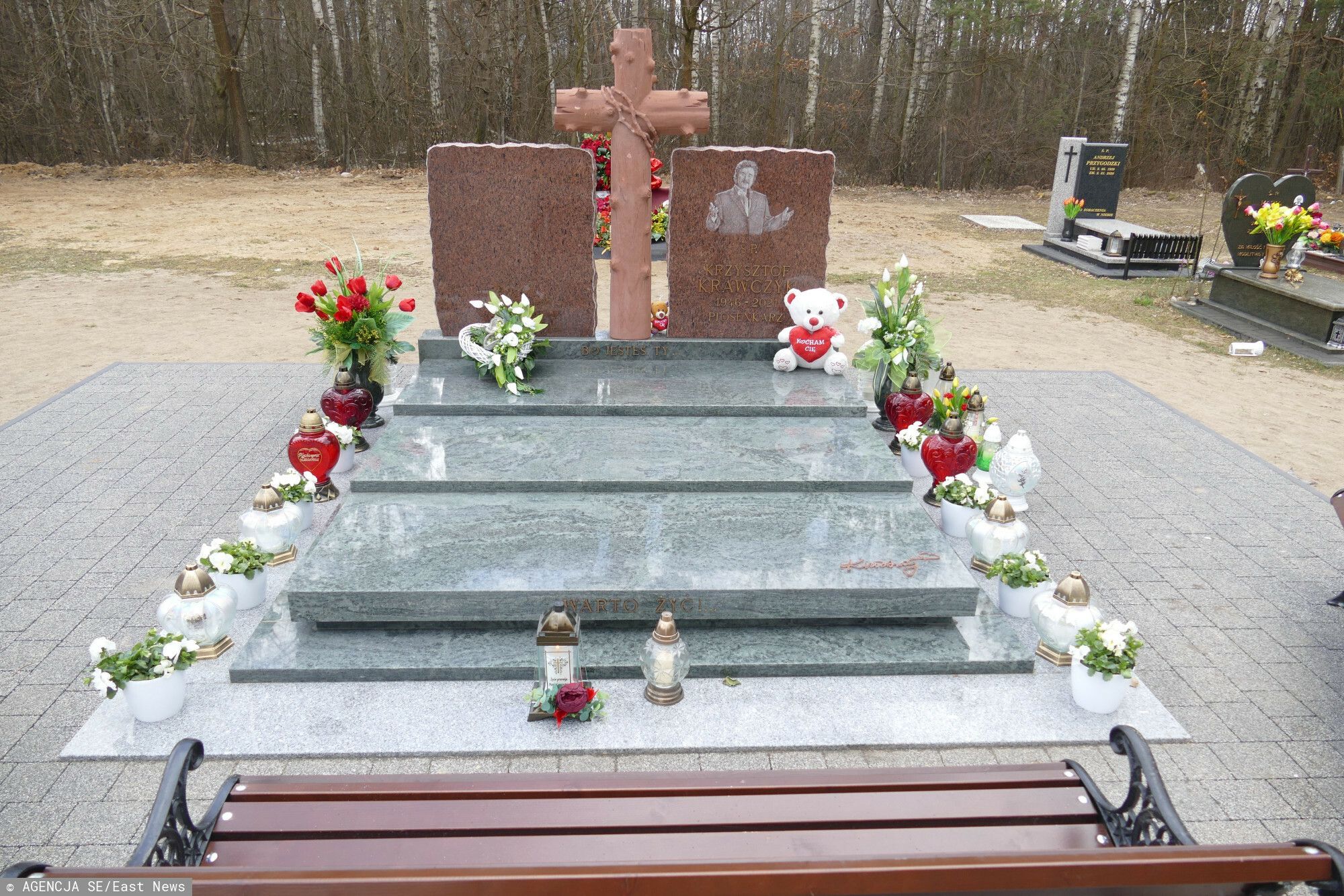 Z grobu Krawczyka znikają kwiaty i znicze. Wiadomo co się dzieje