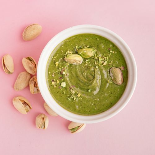 Pokrusz pistacje i połącz z resztą składników. Najlepszy krem do ciast i tortów