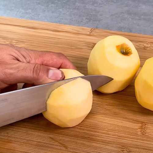 Krojenie jabłek na szarlotkę.jpg