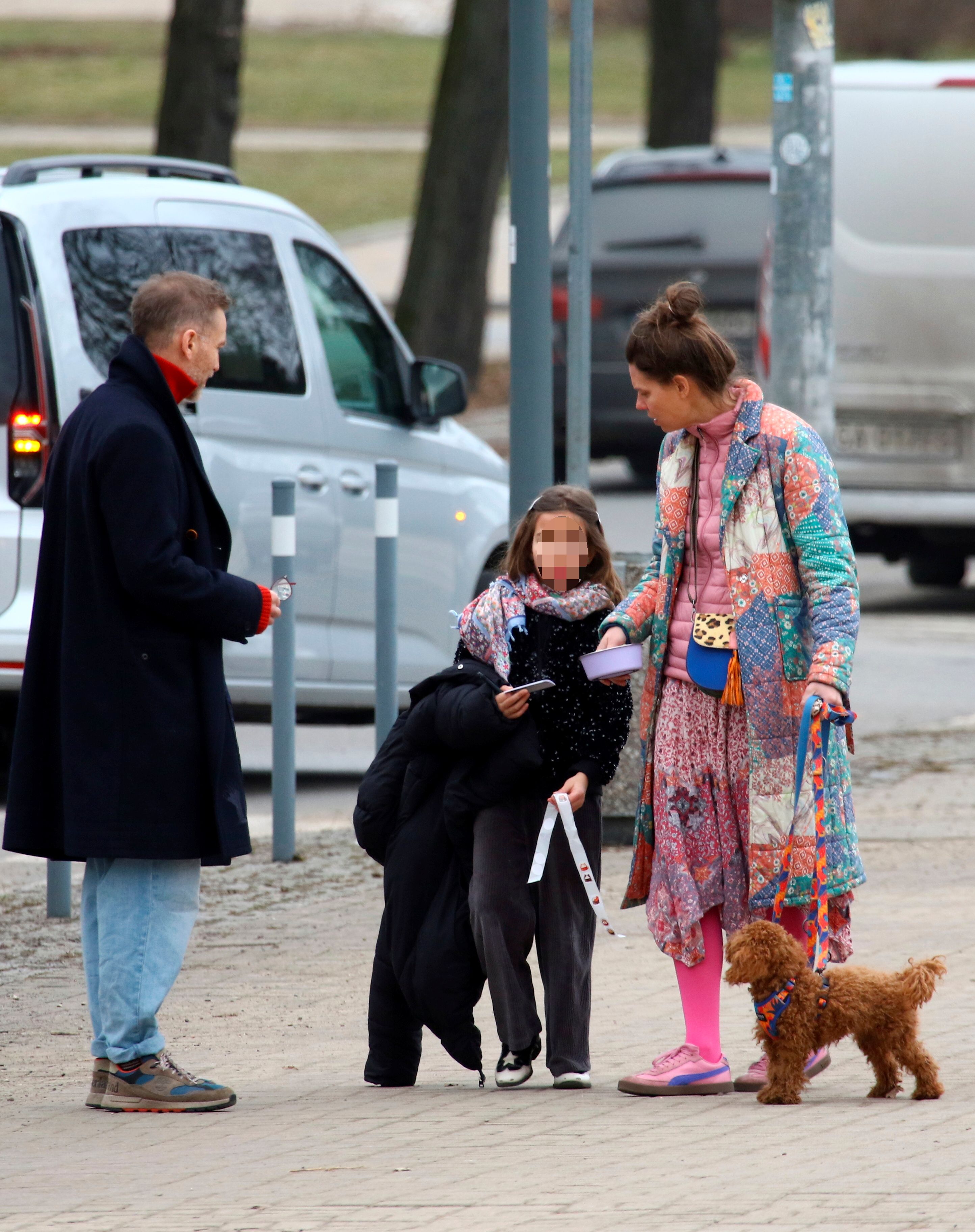 Przyłapaliśmy Wieczorka z żoną i córką. To gwiazdy "M jak miłość" zrobiły zaraz po wyjściu z auta [zdjęcia]