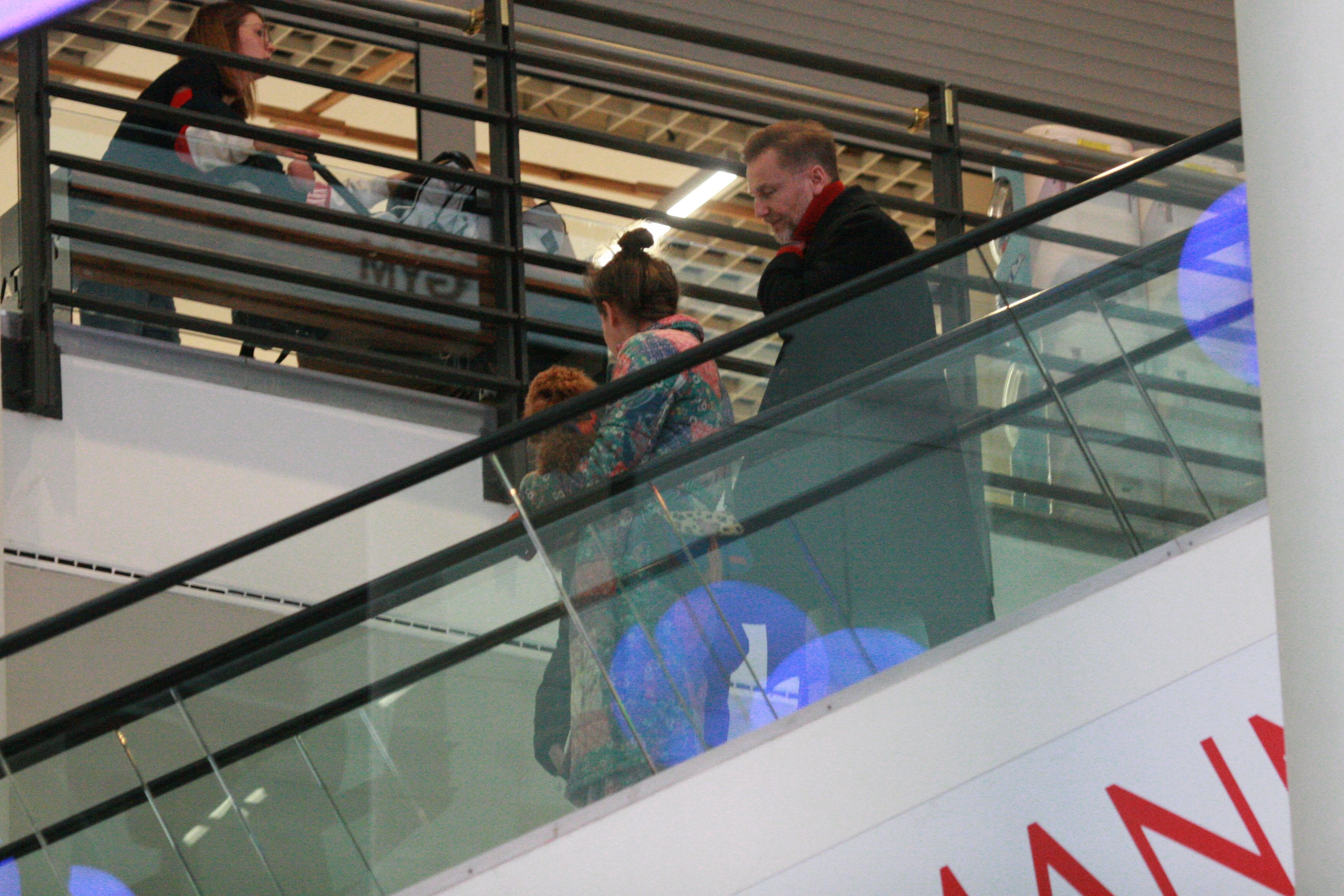 Przyłapaliśmy Wieczorka z żoną i córką. To gwiazdy "M jak miłość" zrobiły zaraz po wyjściu z auta [zdjęcia]