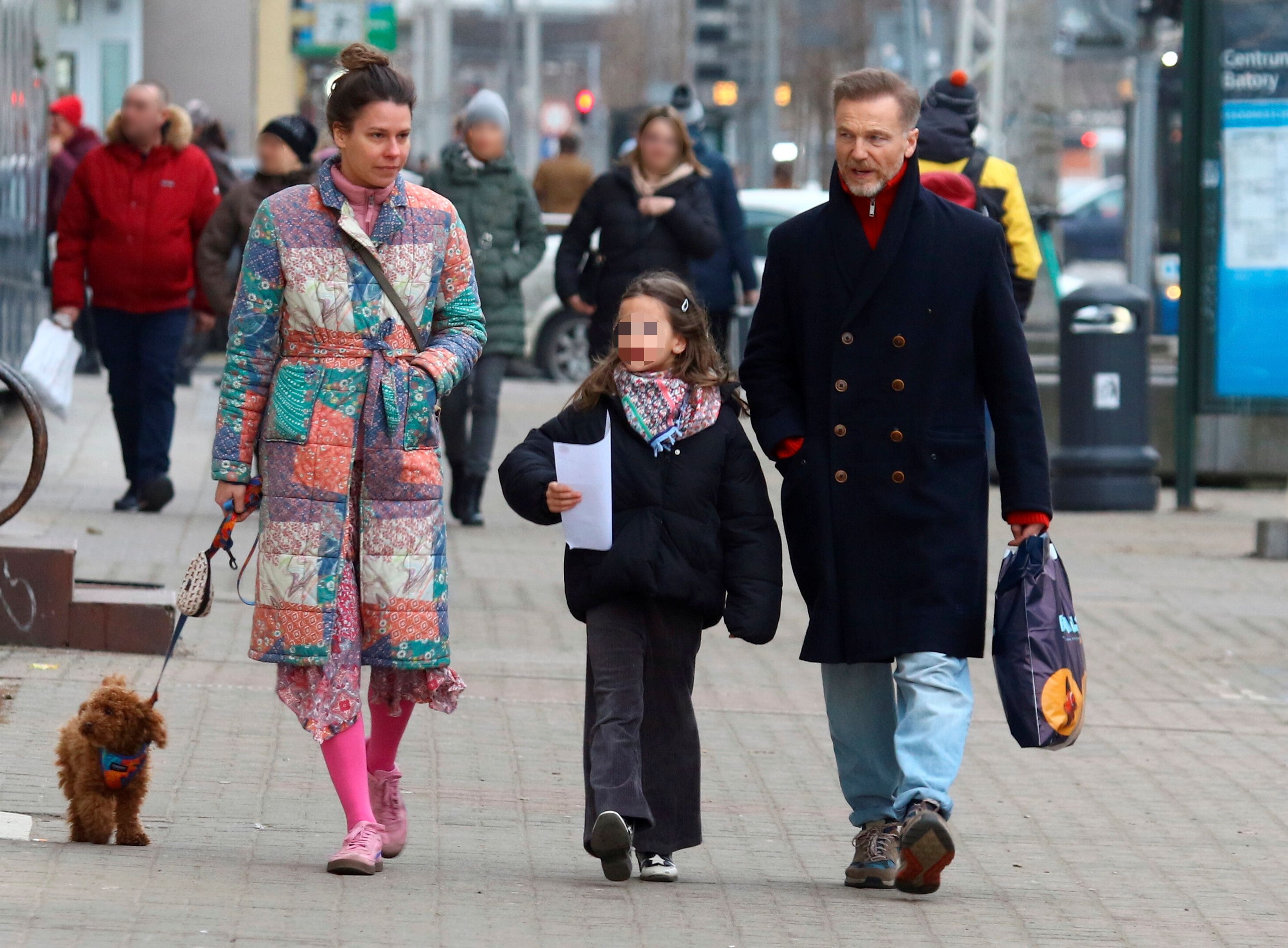 Przyłapaliśmy Wieczorka z żoną i córką. To gwiazdy "M jak miłość" zrobiły zaraz po wyjściu z auta [zdjęcia]