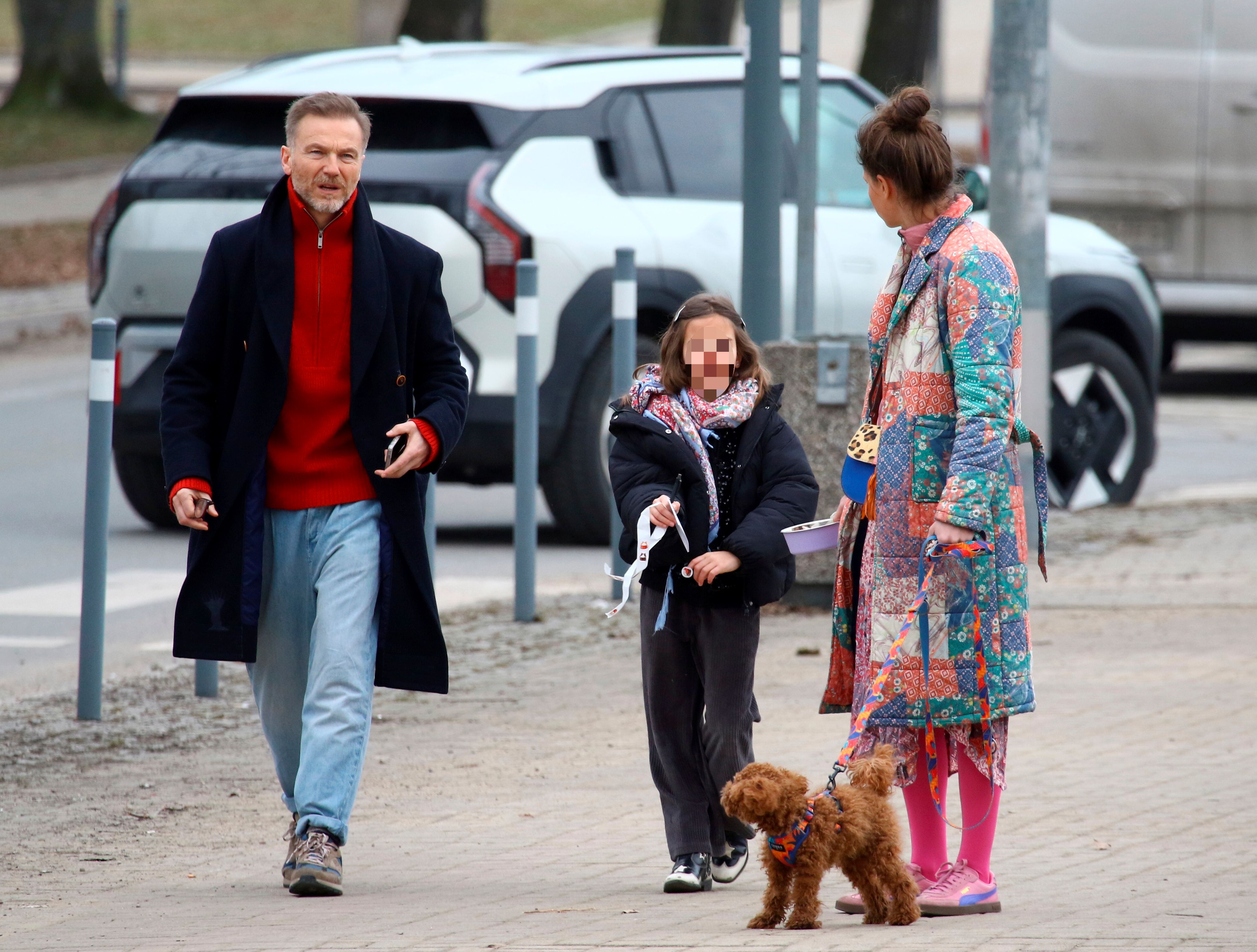 Przyłapaliśmy Wieczorka z żoną i córką. To gwiazdy "M jak miłość" zrobiły zaraz po wyjściu z auta [zdjęcia]