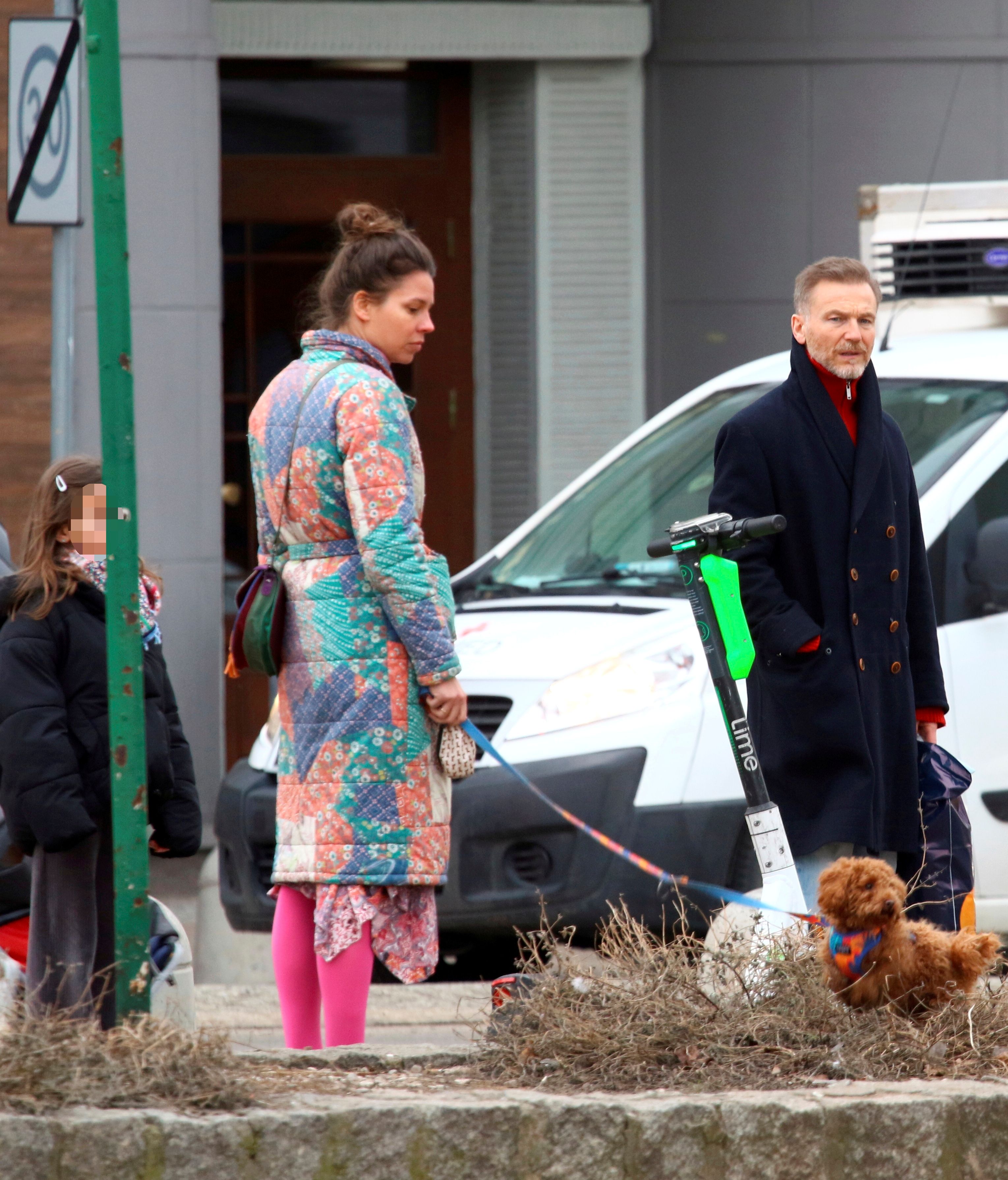 Przyłapaliśmy Wieczorka z żoną i córką. To gwiazdy "M jak miłość" zrobiły zaraz po wyjściu z auta [zdjęcia]
