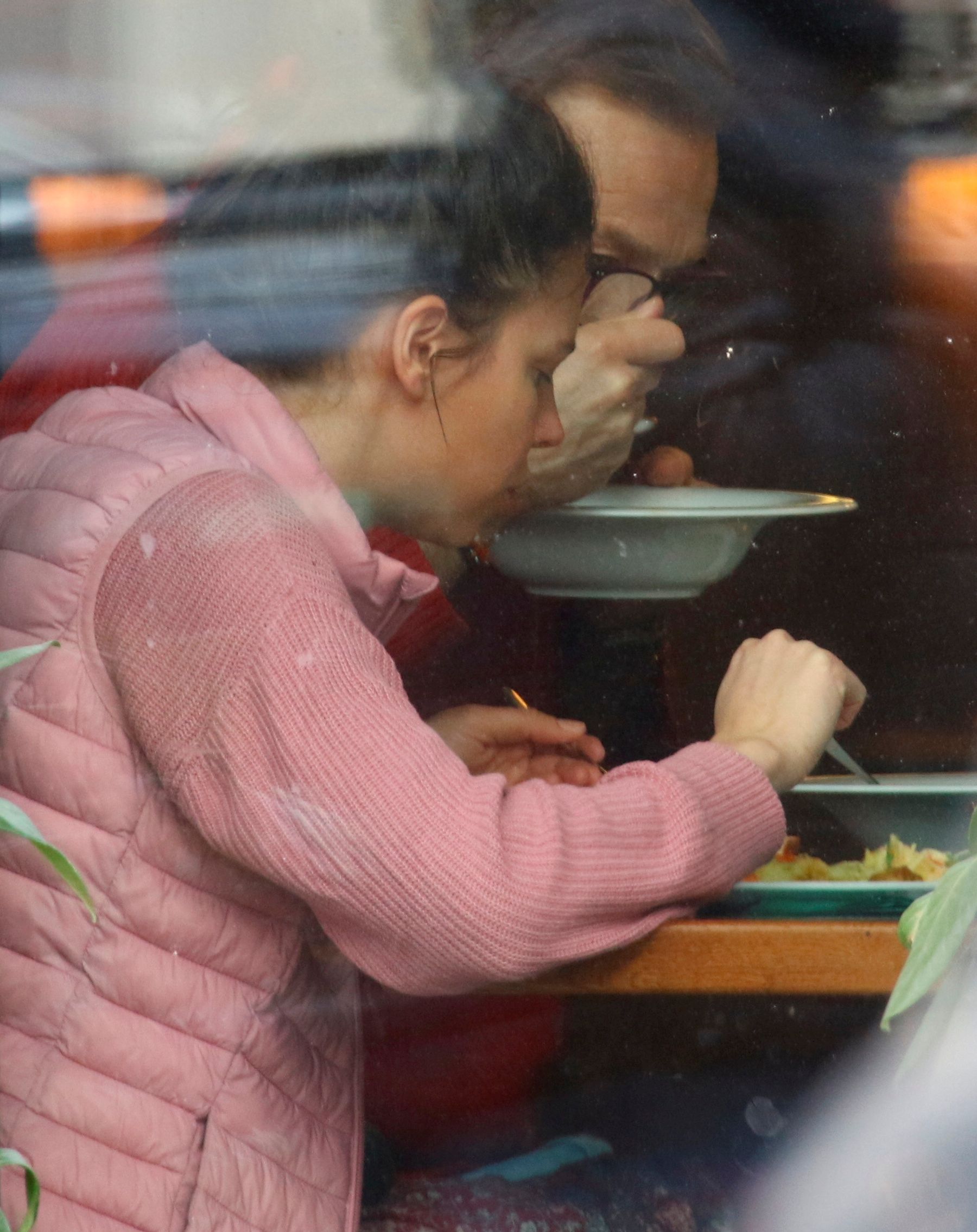 Przyłapaliśmy Wieczorka z żoną i córką. To gwiazdy "M jak miłość" zrobiły zaraz po wyjściu z auta [zdjęcia]